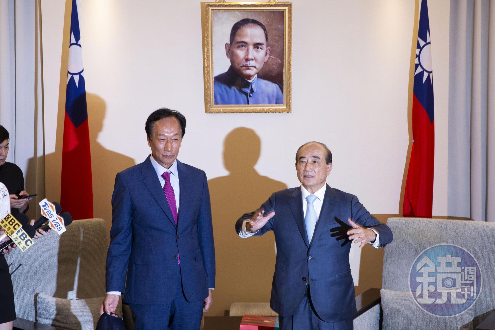 鴻海集團創辦人郭台銘(左)昨深夜宣布不選總統,前立法院長王金平(右)表示昨晚早知情。圖為9月11日兩人互贈月餅。