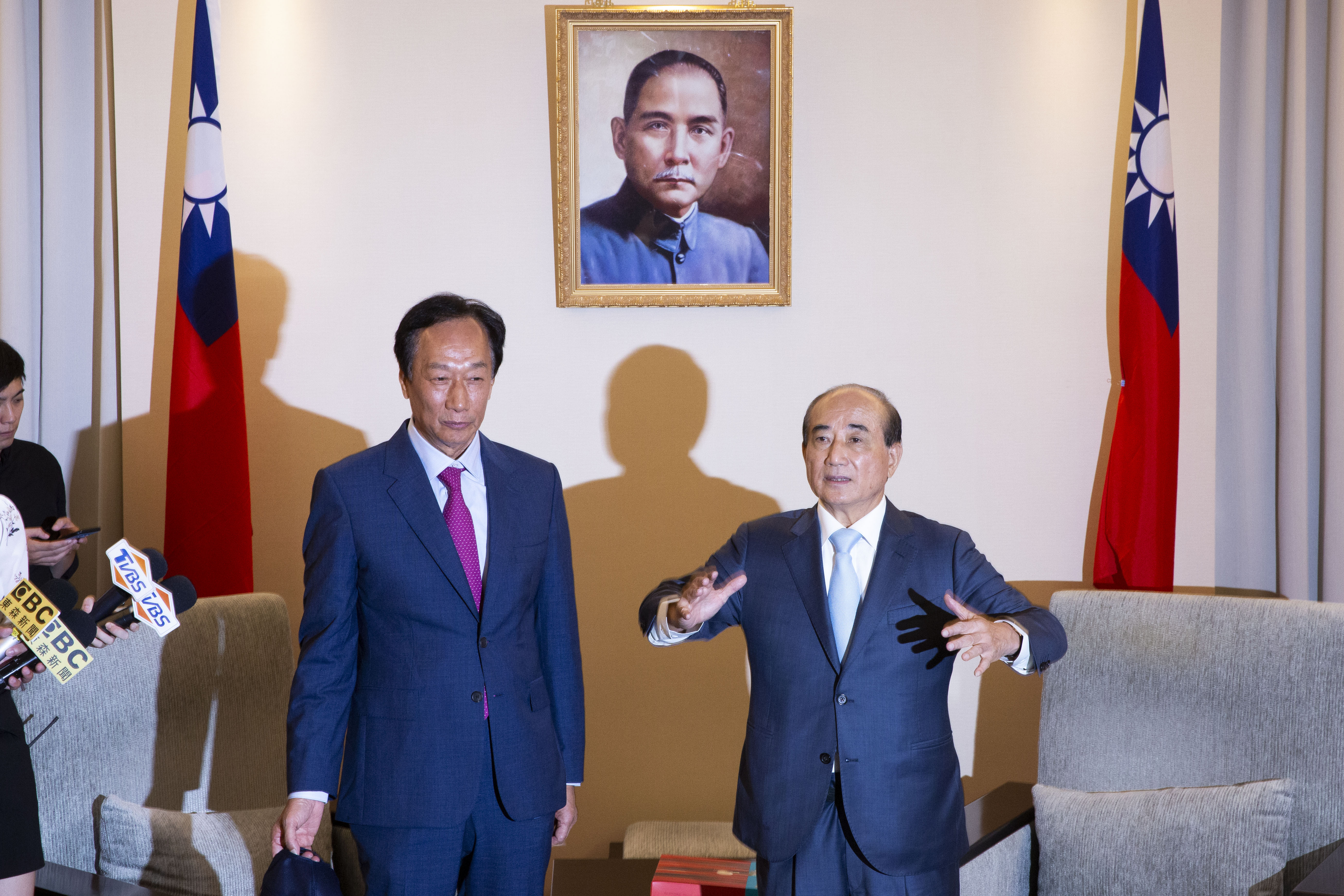 鴻海集團創辦人郭台銘（左）昨深夜宣布不選總統，前立法院長王金平（右）表示昨晚早知情。圖為9月11日兩人互贈月餅。