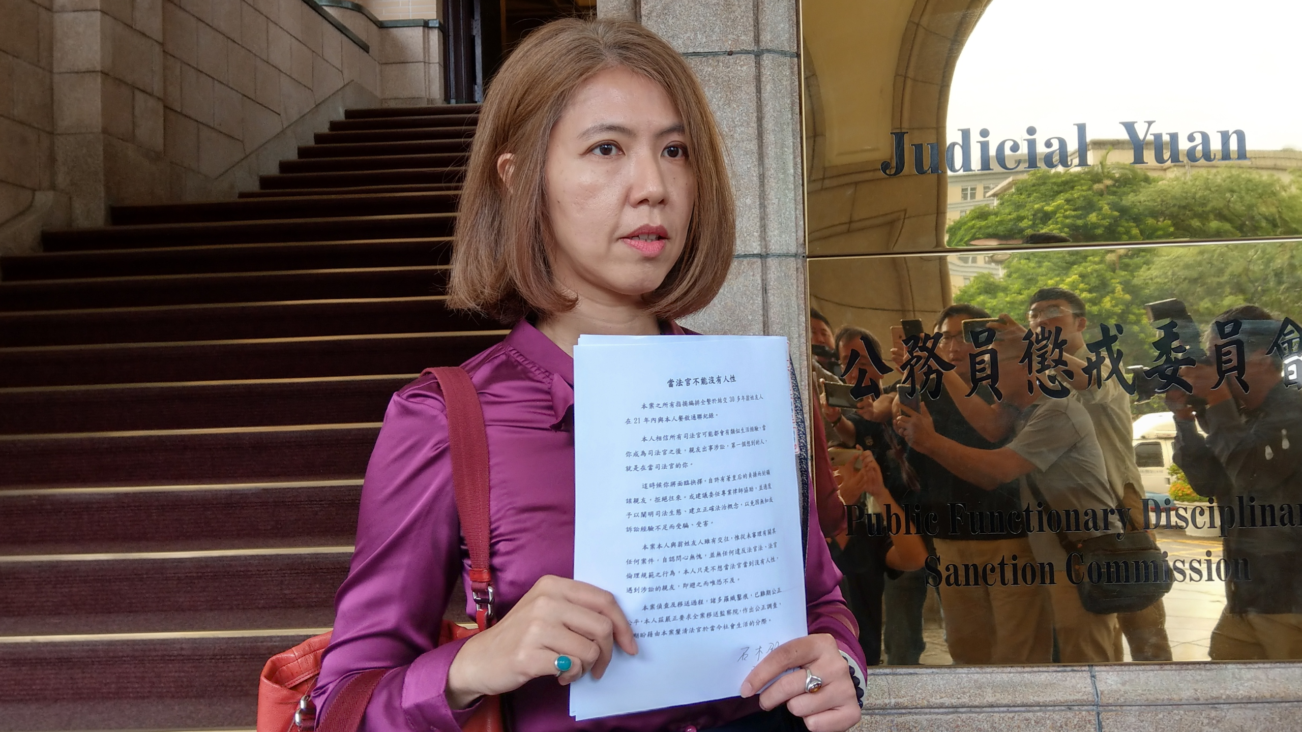 公懲會委員長石木欽委請律師廖芳萱發聲明，強調與富商往來問心無愧。