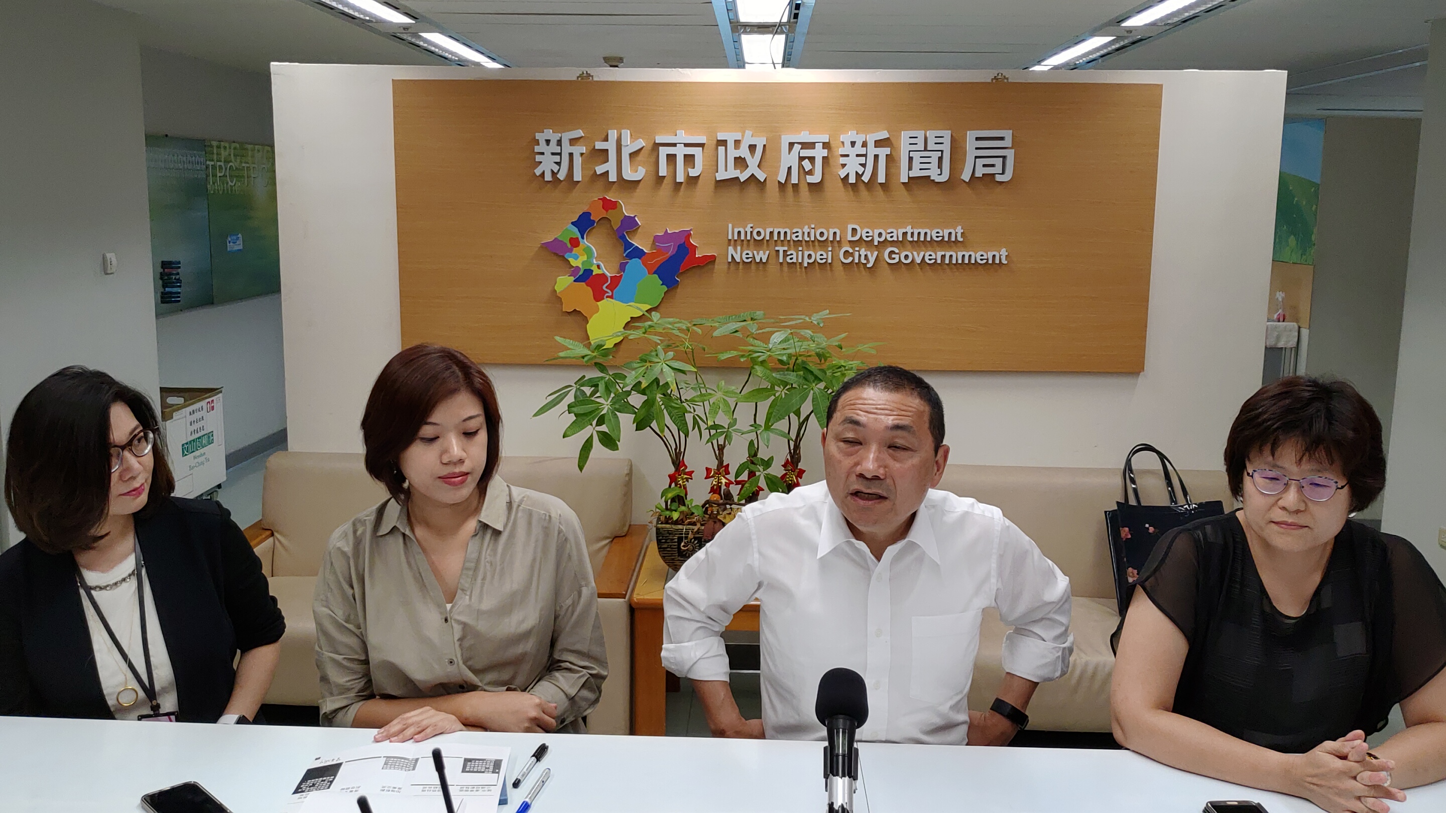 新北市長侯友宜說明將前往東協三國參訪，對郭台銘不選2020作出回應。