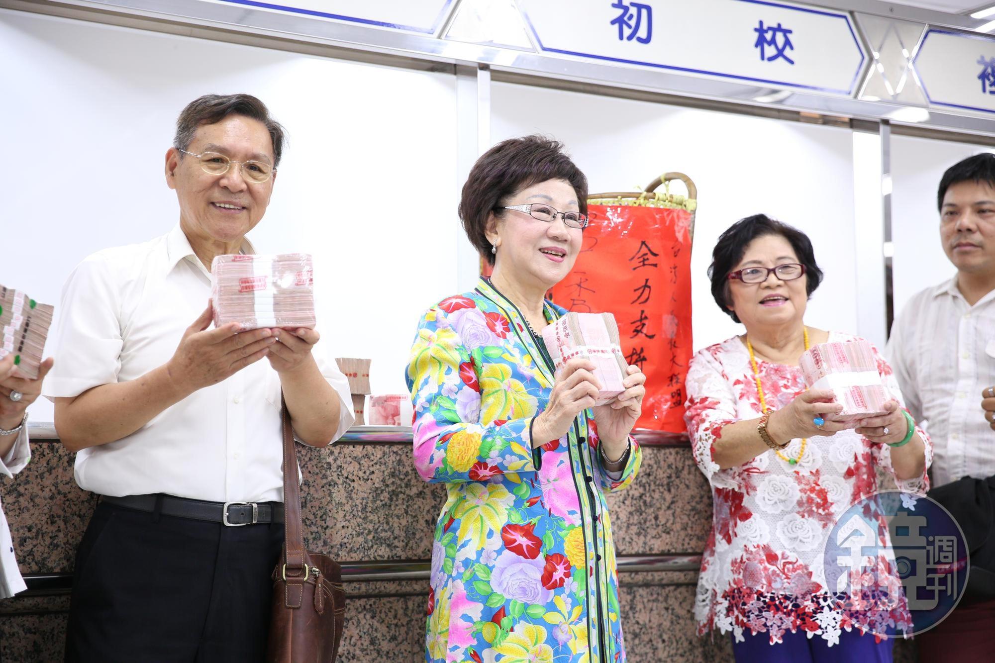 前副總統呂秀蓮（左2）搭前南投縣長彭百顯（右1），登記參與公民連署正副總統參選人，她不忘向總統蔡英文喊話，要求反省與檢討。