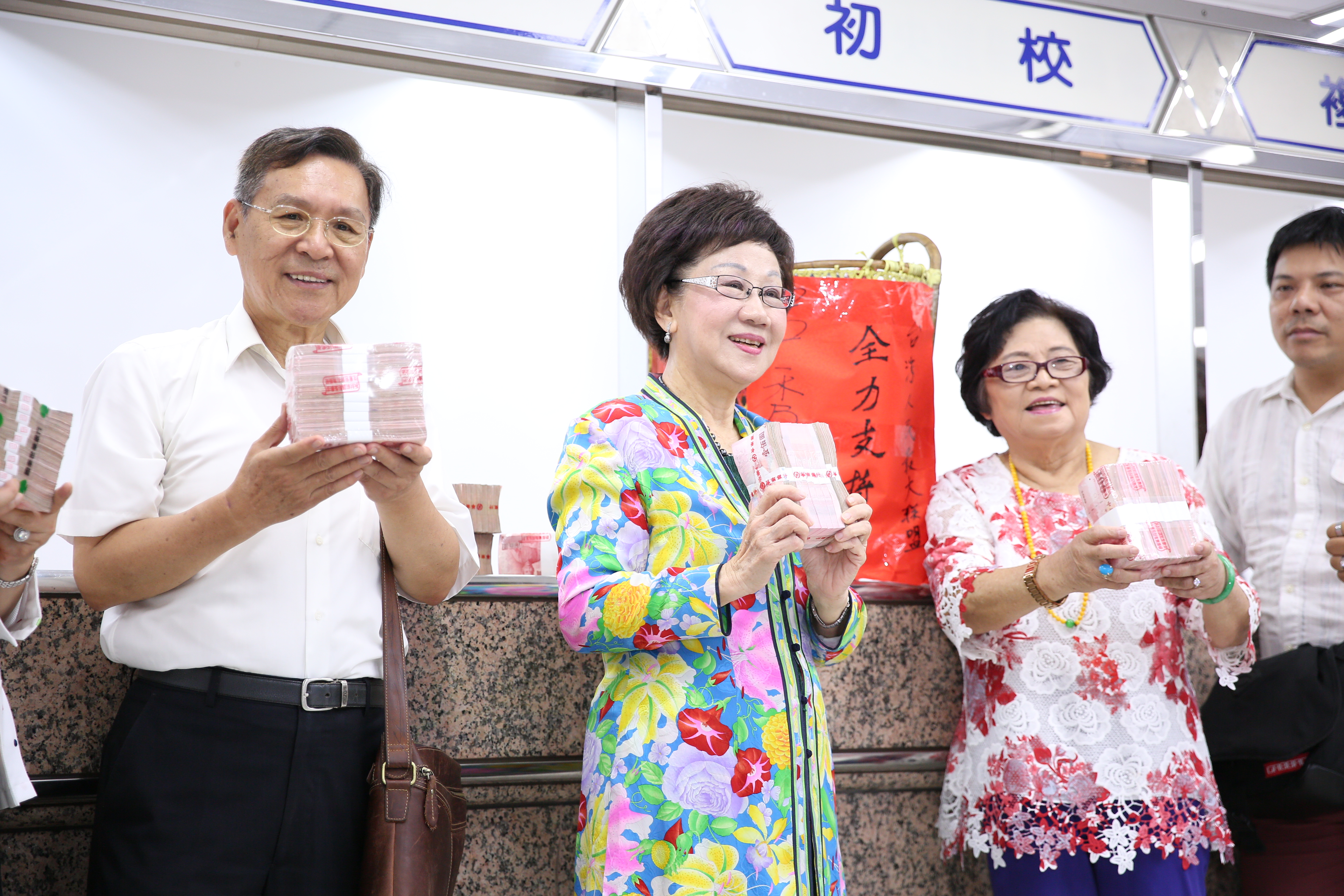 前副總統呂秀蓮（左2）搭前南投縣長彭百顯（右1），登記參與公民連署正副總統參選人，她不忘向總統蔡英文喊話，要求反省與檢討。