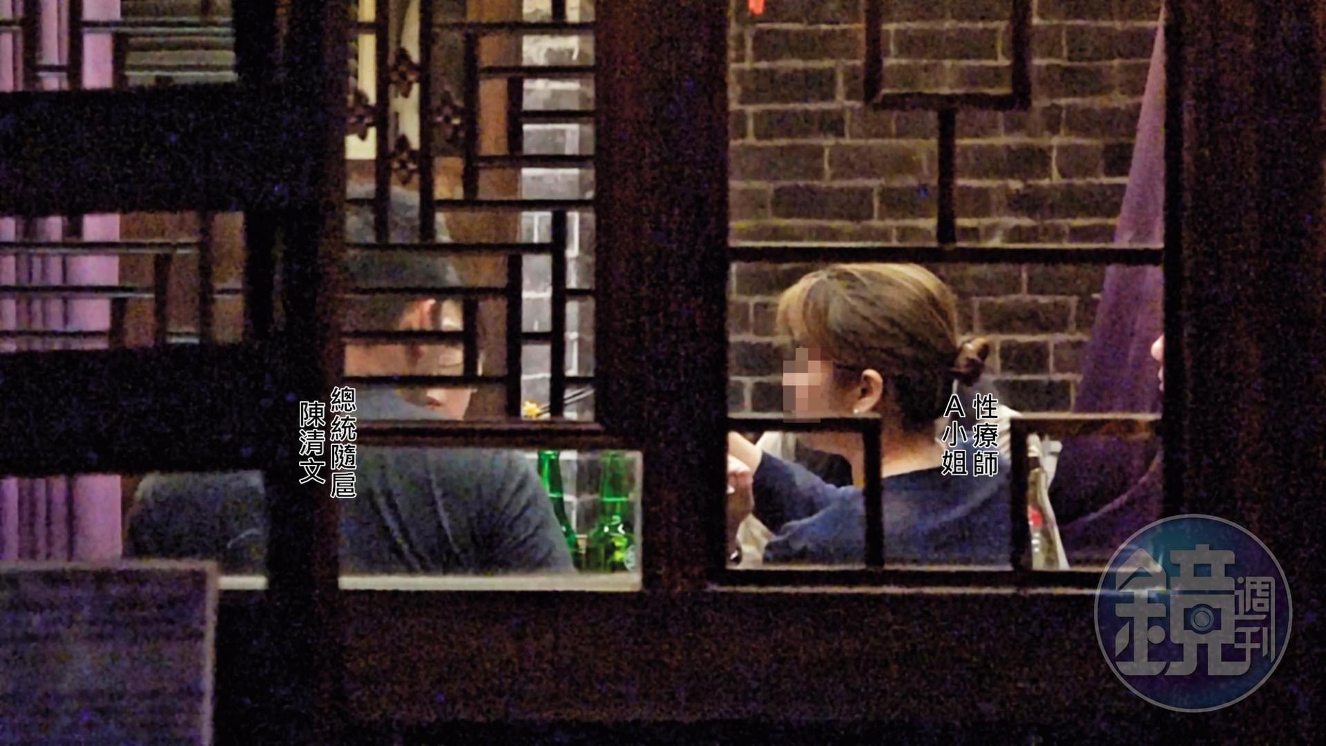 8/12 22：00，A小姐主動夾菜要餵陳清文吃，2人互動十分親密。