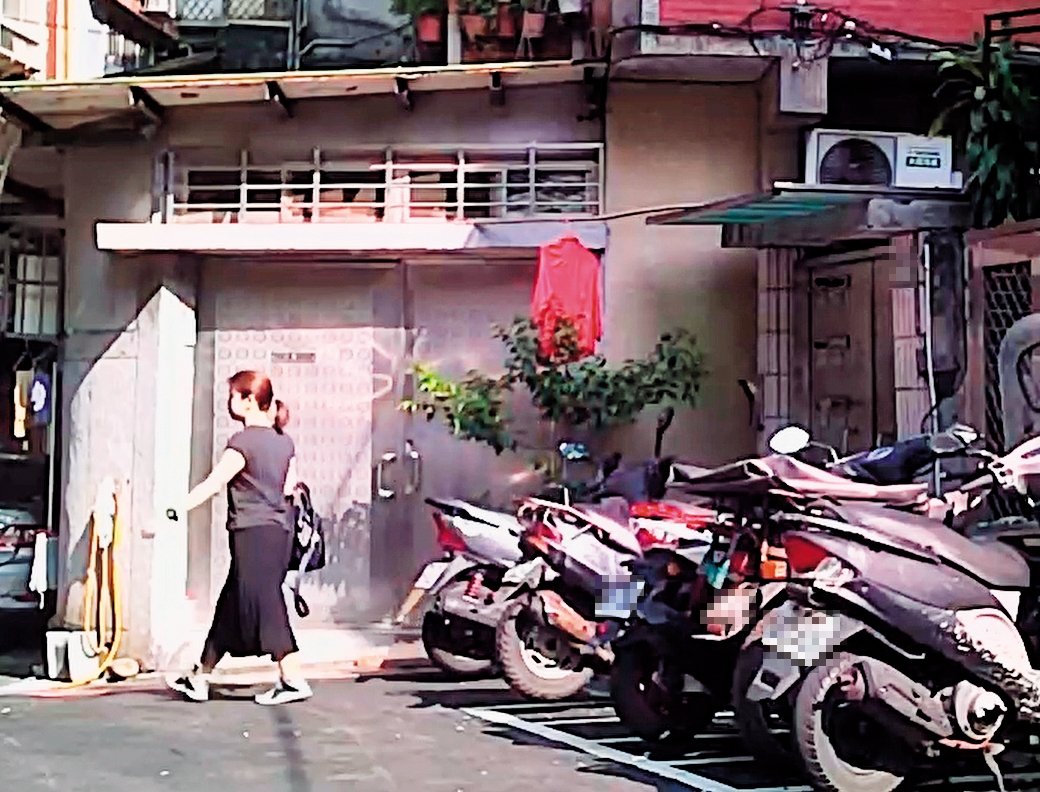 08/29 08:27,A小姐在陳清文走後2個小時,才離家上班。