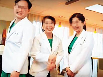 A小姐（中）頗受公司器重，還出現在官網的形象廣告上。（翻攝自嵩馥性健康管理中心）
