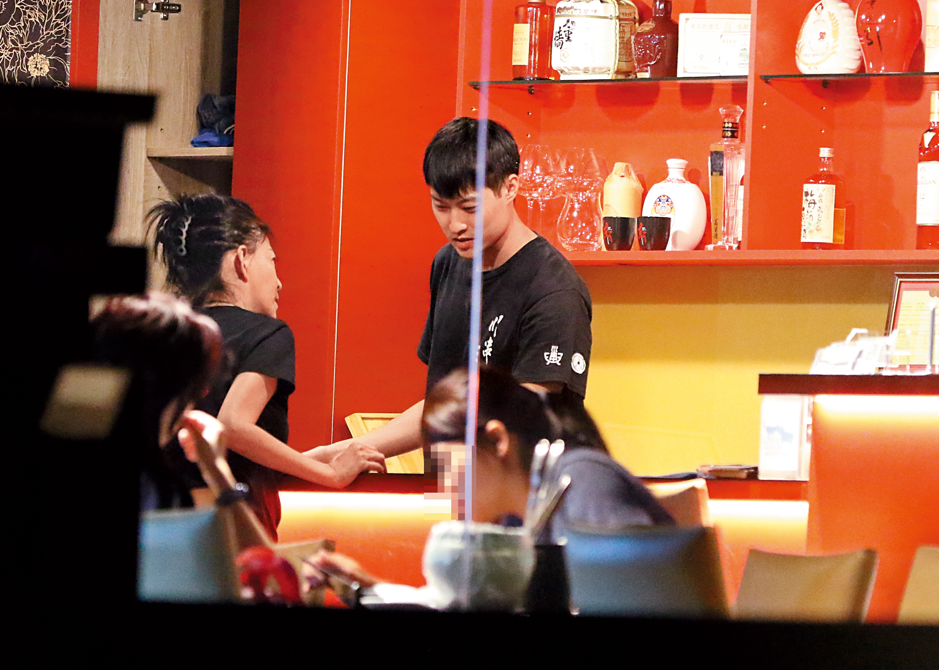 9月9日18：54，孫筱渥和賴昱澂平常在店裡對兩人關係似乎很低調，不會有過多親密舉動。