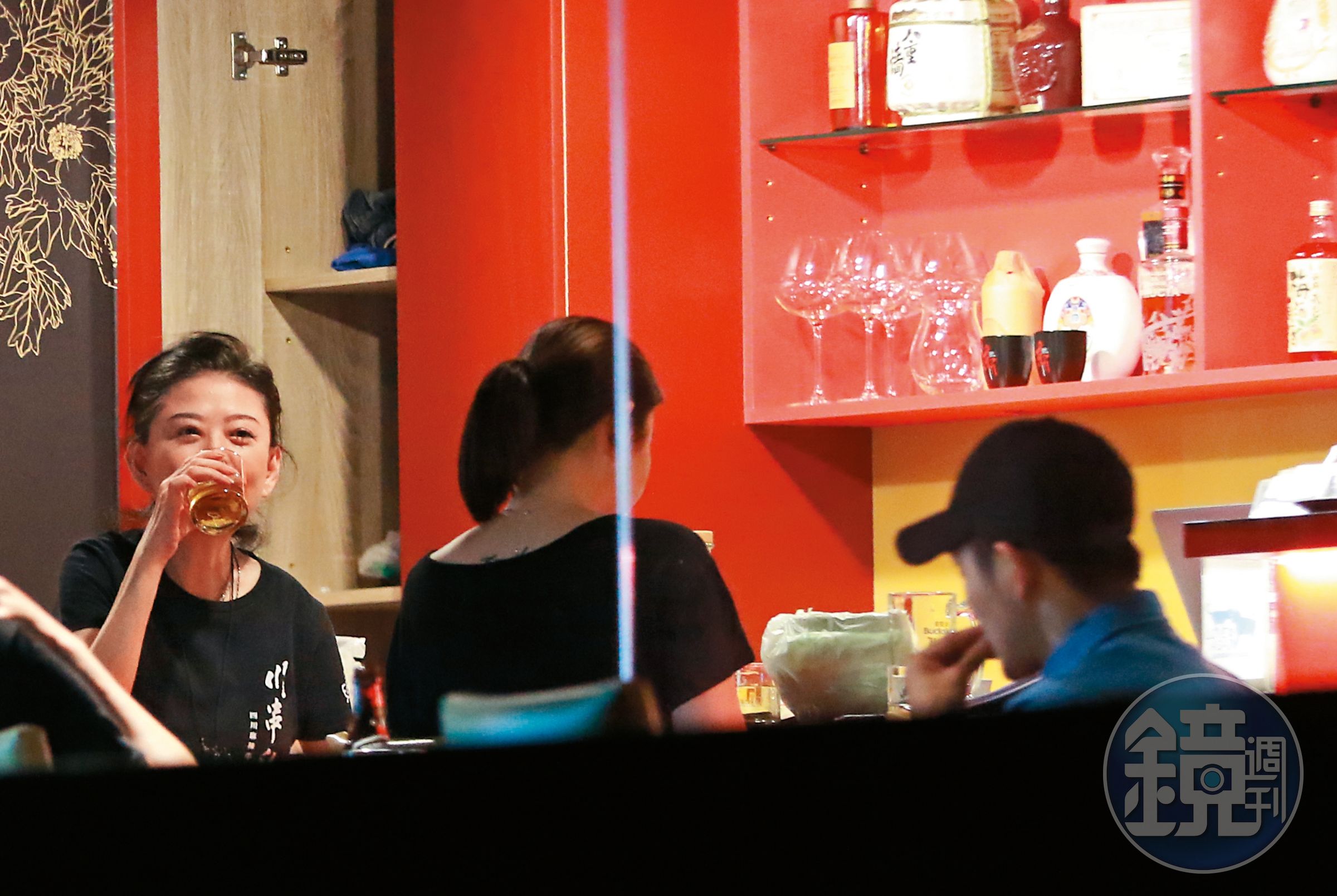 9/9 23:24 孫筱渥個性海派，平常也愛喝二杯，和店裡員工關係都相當不錯。