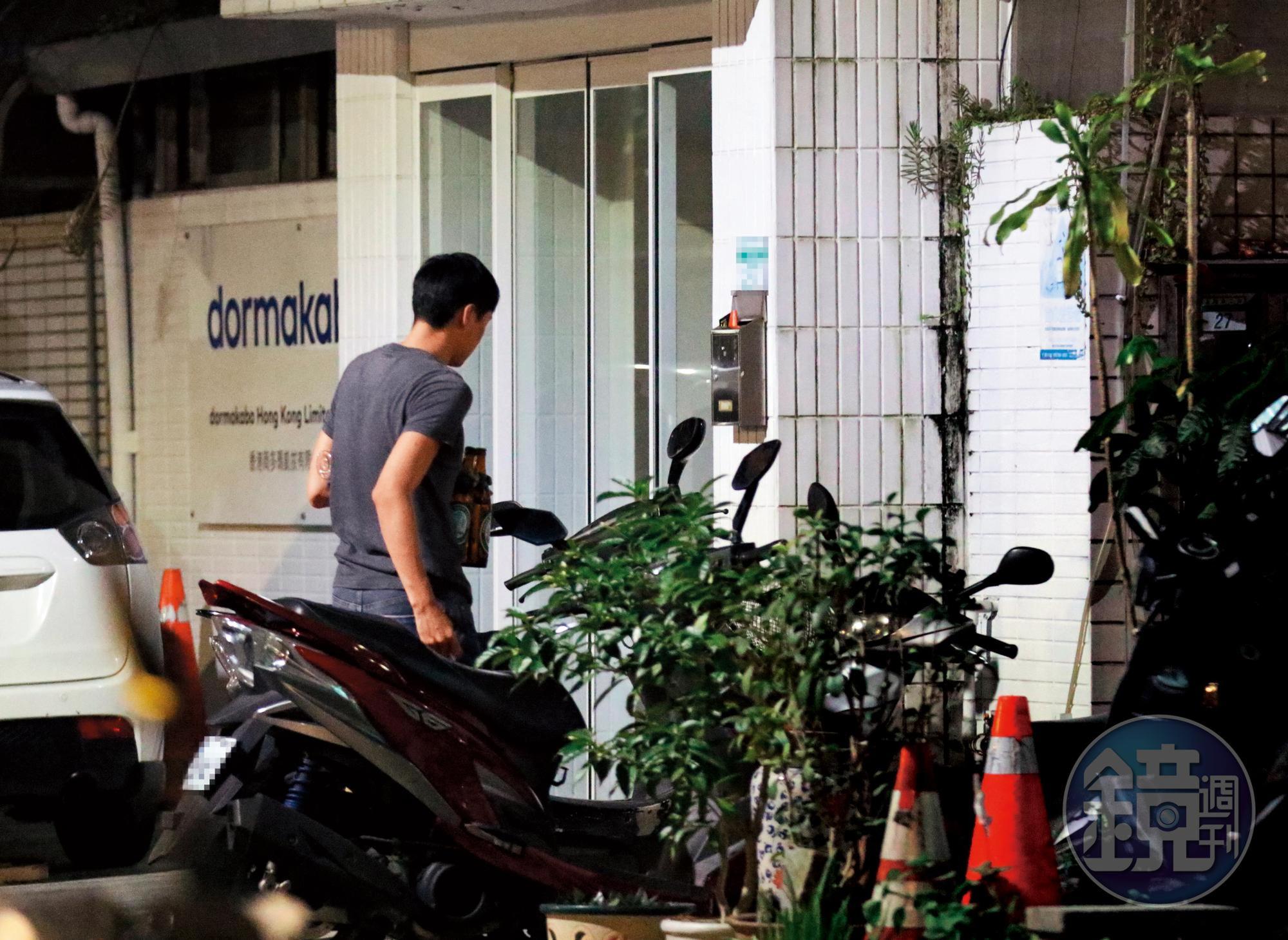 9/12 00:58 賴昱澂下班後買了許多啤酒，準備回家和孫筱渥一起小酌。