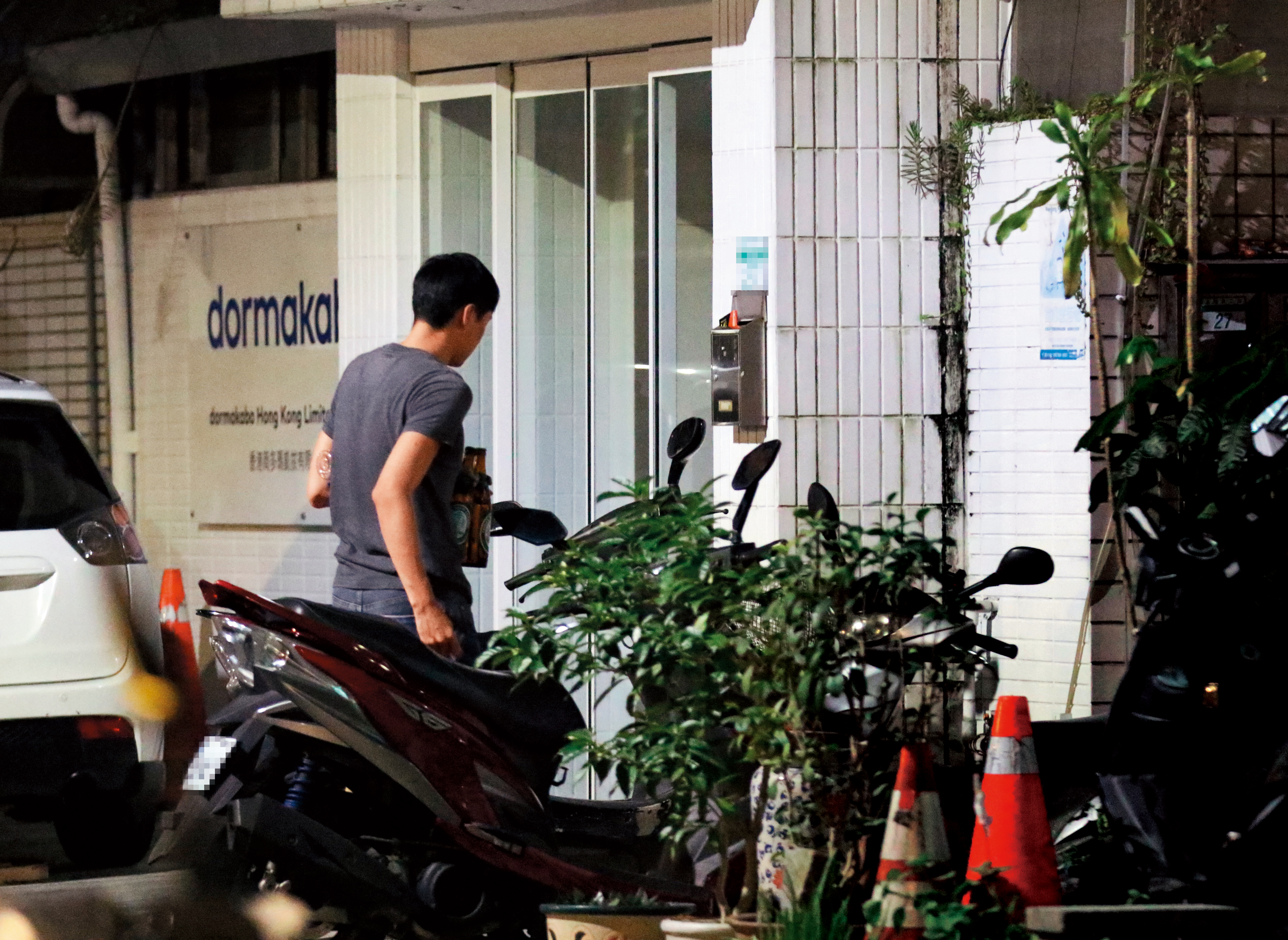 9/12 00:58 賴昱澂下班後買了許多啤酒,準備回家和孫筱渥一起小酌。