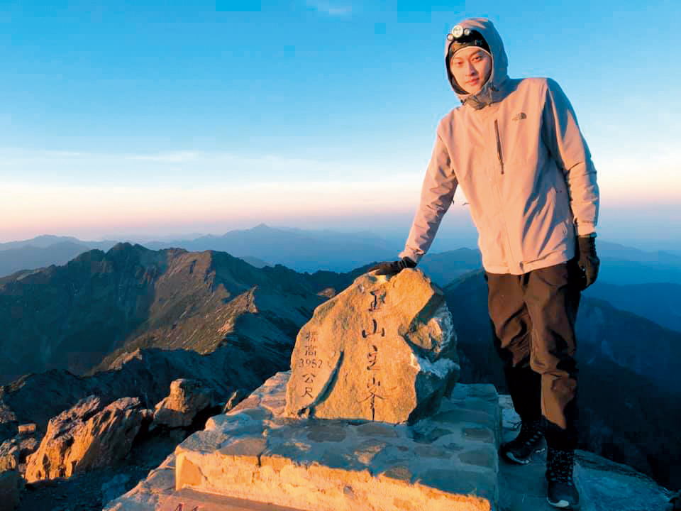 賴昱澂從小是游泳健將，對登山運動也非常有興趣，經常在臉書po出照片。（翻攝自賴昱澂臉書）