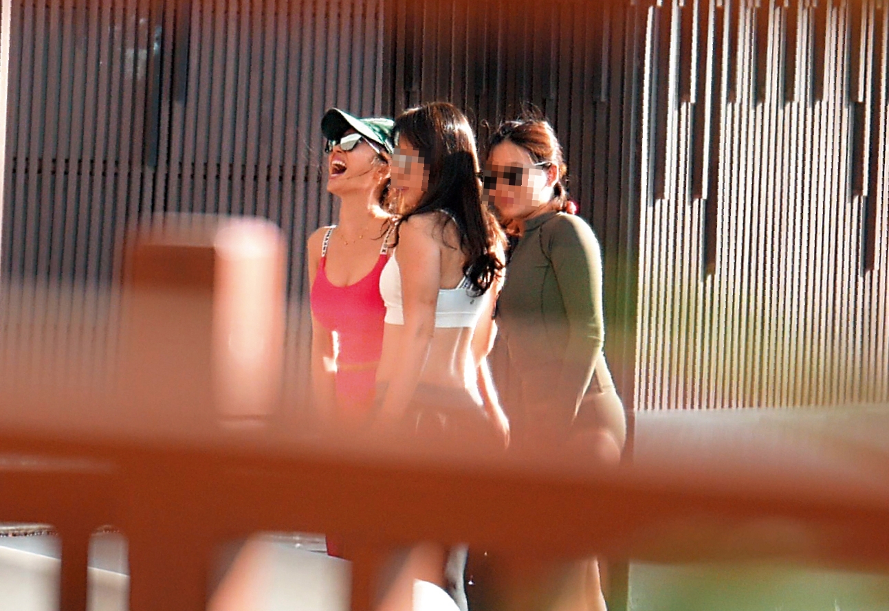 9月12日17：38，漸漸習慣度假勝地氛圍後，蔡依林（左）終於脫掉上衣，展現緊身泳裝。