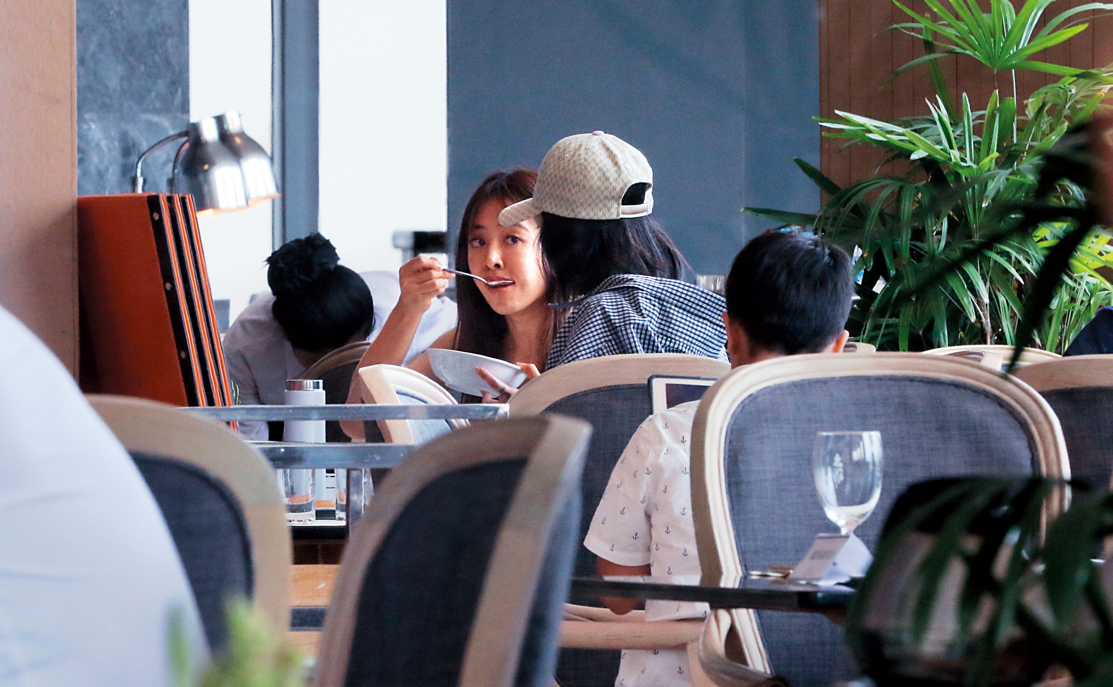 9月13日11：23，蔡依林的素顏有些精彩，似乎因為早睡早起，臉雖略為浮腫卻仍不失天后姿色。