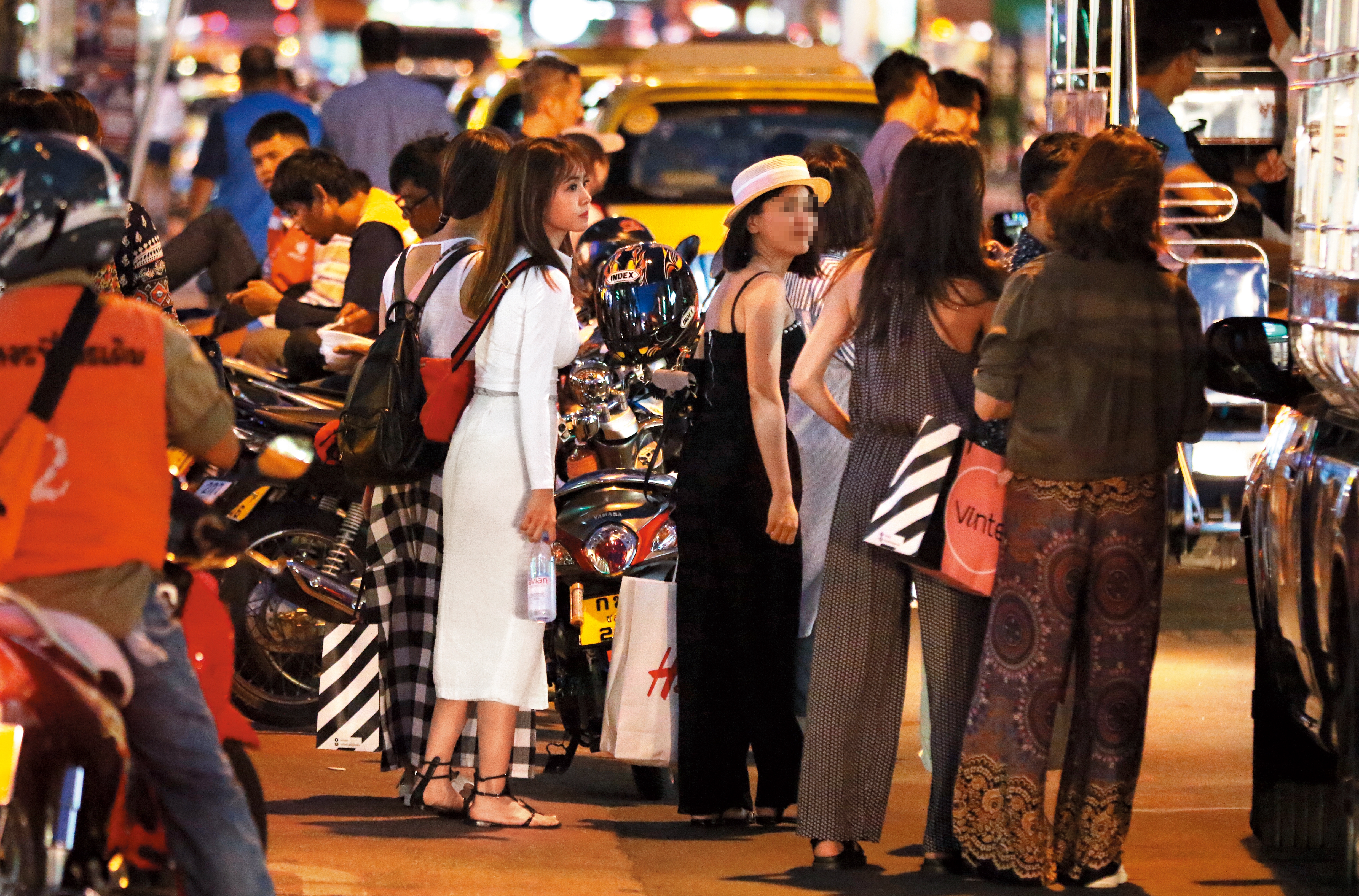 9月13日18：02，出入常坐嘟嘟車的蔡依林（右二），融入當地民情，沒啥巨星架子及公主病的fu。