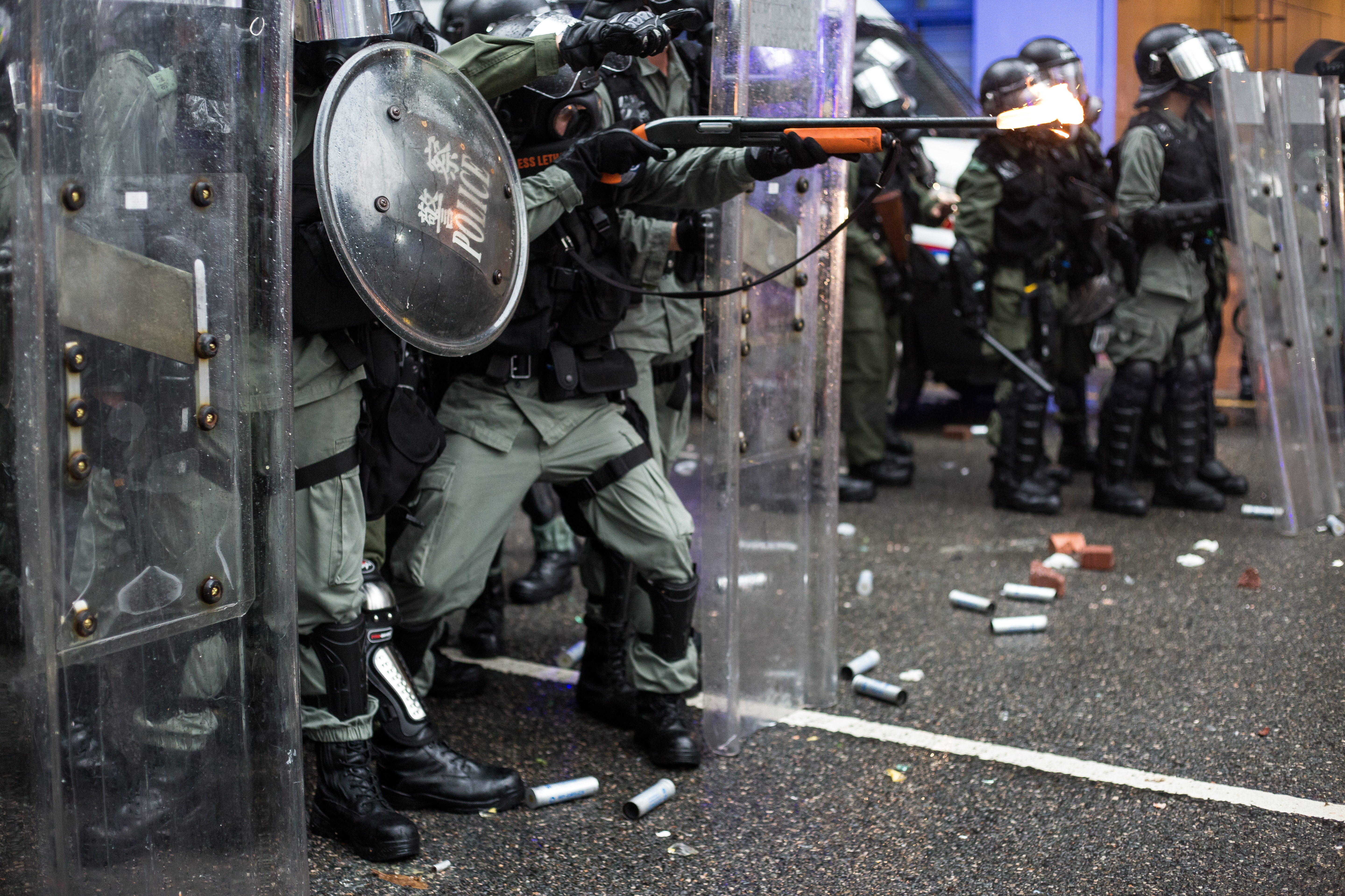 媒體報導，港府求助於國際公關公司，盼協助弭補香港下滑的形象，結果全部遭到婉拒。圖為8月25日香港荃奎青遊行中，港警強力鎮壓示威群眾。