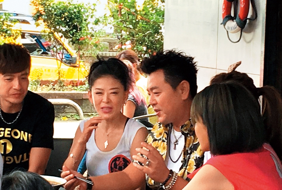 孫筱渥從事餐飲業多年，還曾受邀上過庹宗康（右）主持的外景節目。（翻攝自孫筱渥臉書）