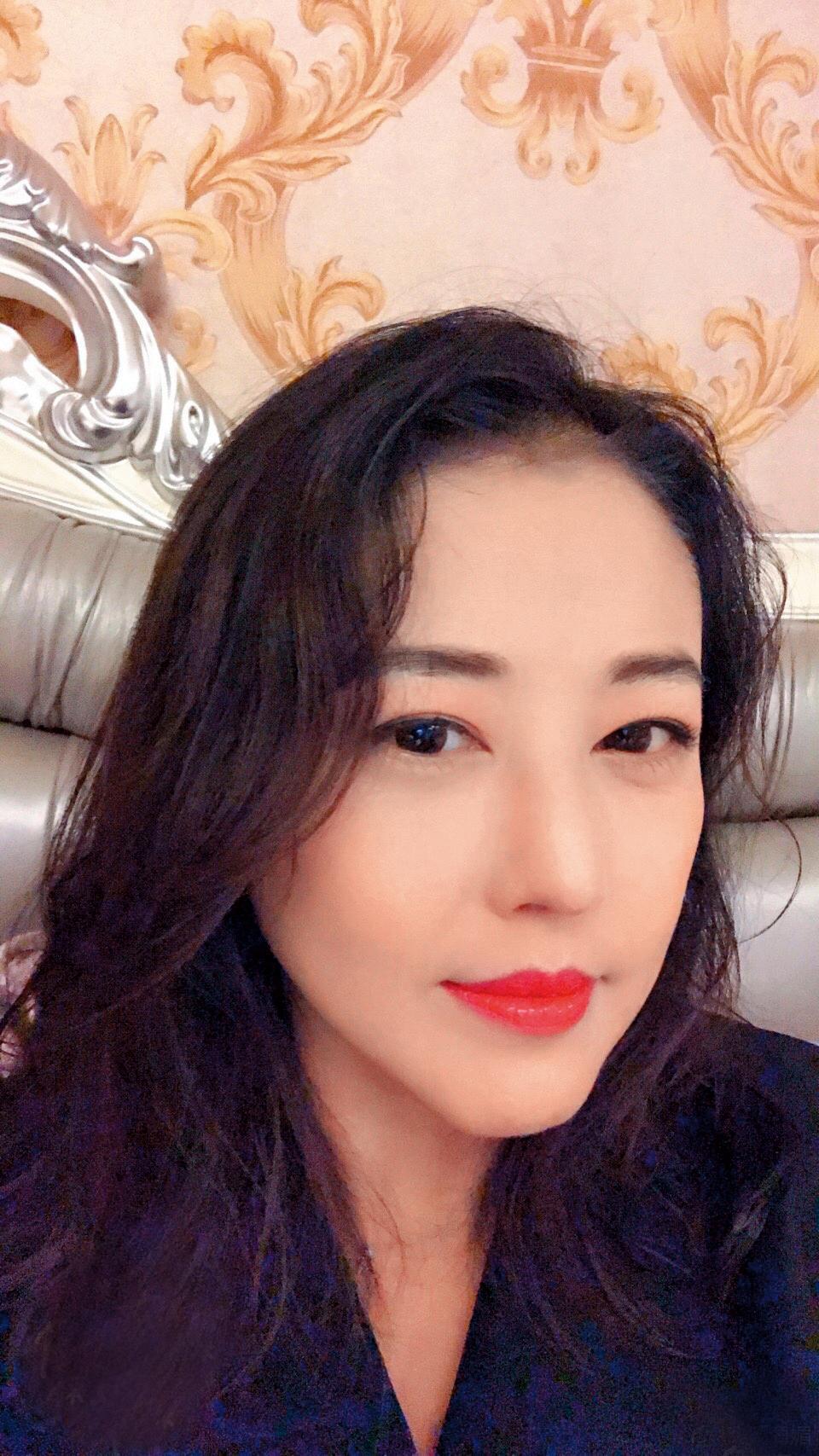 10年前,當時42歲的周海媚曾與相差18歲的李貴府傳緋聞。(翻攝自周海媚微博)