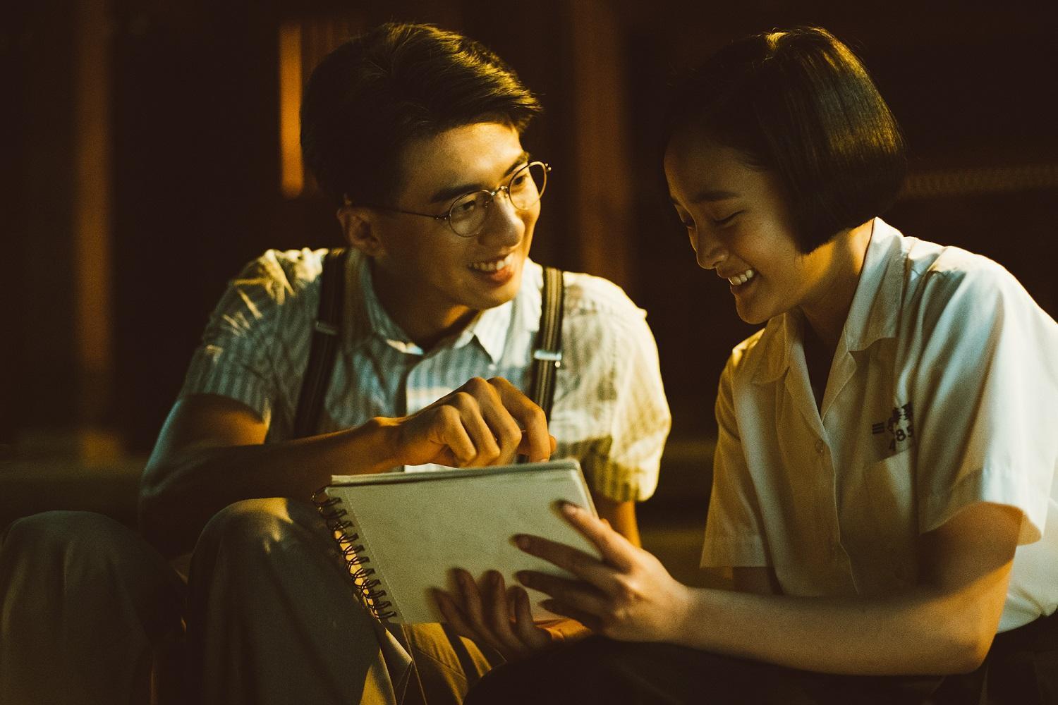 王淨與傅孟柏在《返校》有禁忌師生戀,為了營造那種曖昧感,導演徐漢強要他們兩個一進拍片現場,手就要牽住。(影一製作所提供)