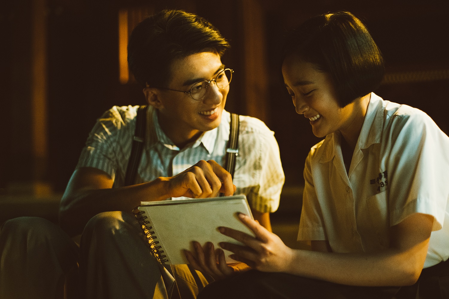王淨與傅孟柏在《返校》有禁忌師生戀,為了營造那種曖昧感,導演徐漢強要他們兩個一進拍片現場,手就要牽住。(影一製作所提供)