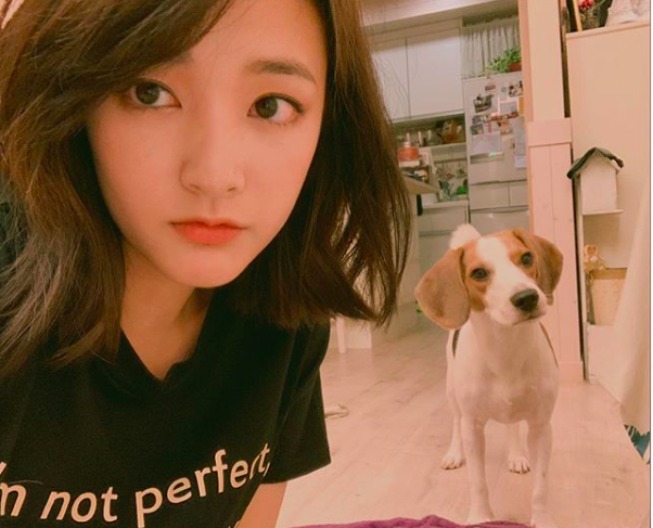 王淨養有一隻米格魯愛犬,她說這隻米格魯跑起來像兔子。翻攝自王淨IG)