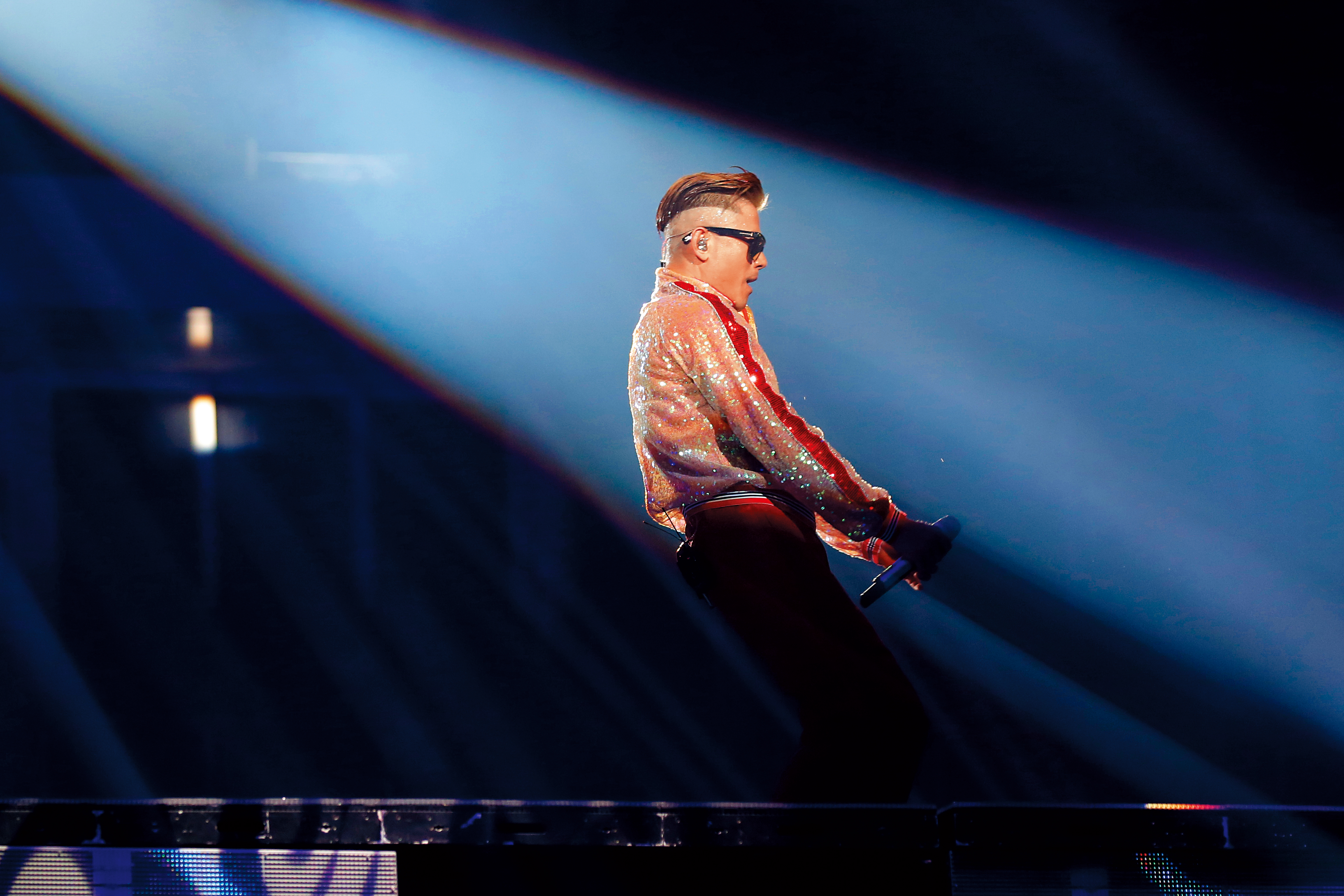 不只神鵰，就連麥克風也是郭富城的空幹道具。