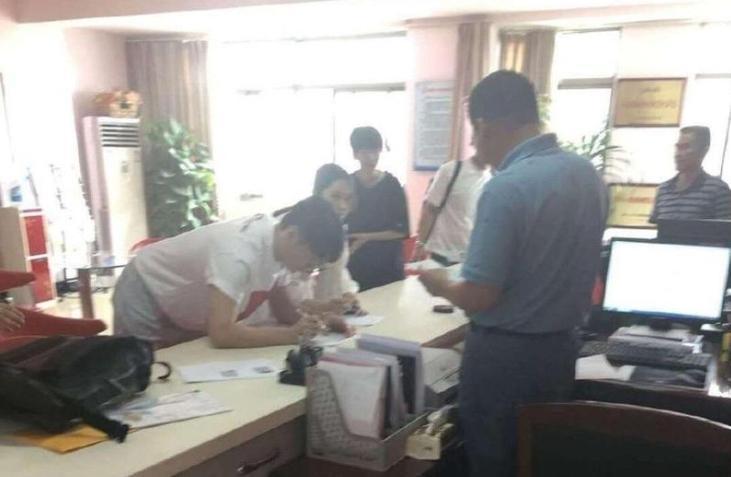 李榮浩與楊丞琳被拍到在安徽合肥領證結婚。(摘自微博)