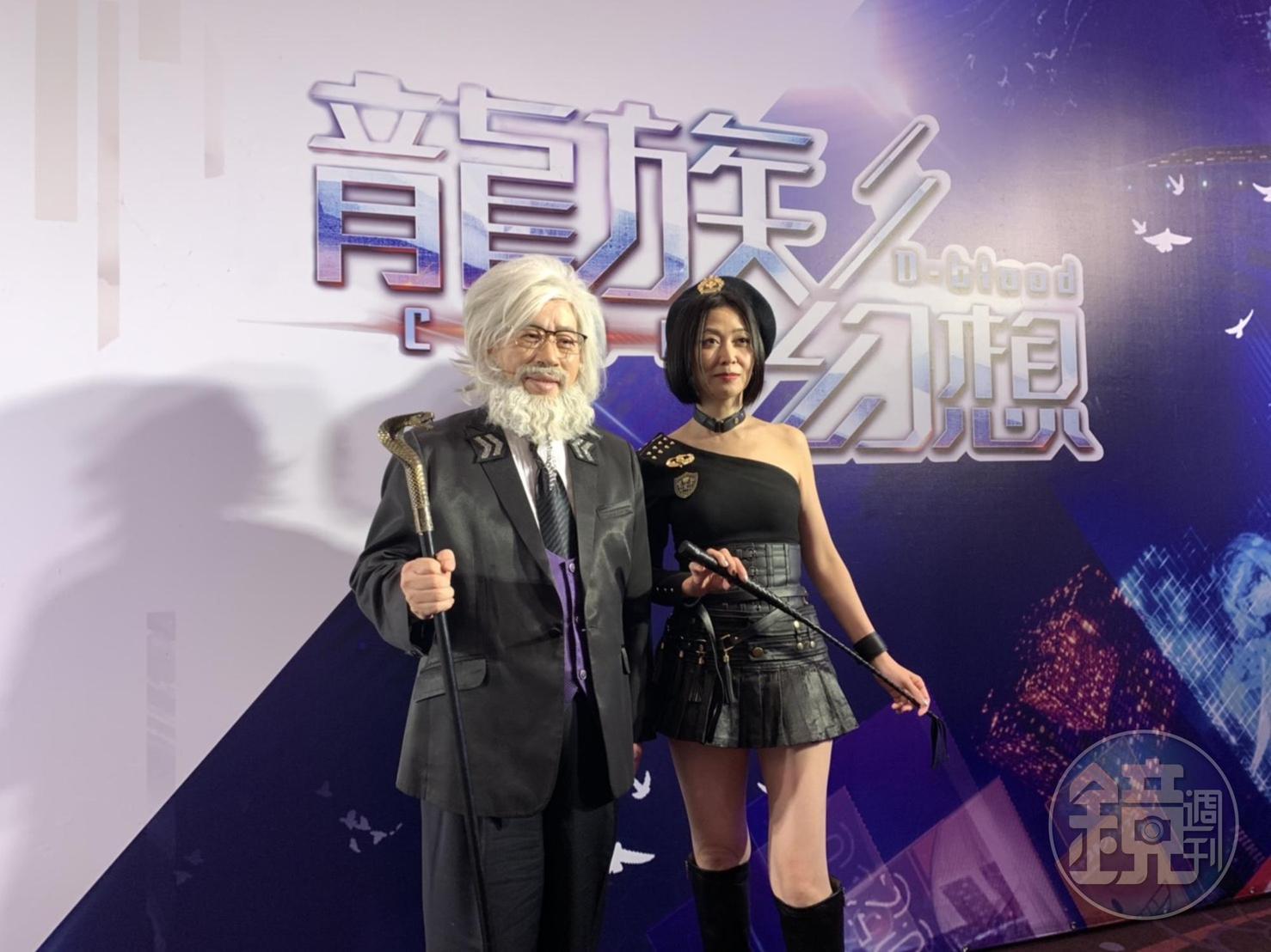 智冠董事長王俊博（左）為了老戰友始祖鳥互動娛樂執行長錢幽蘭再度Cosplay裝扮現身。