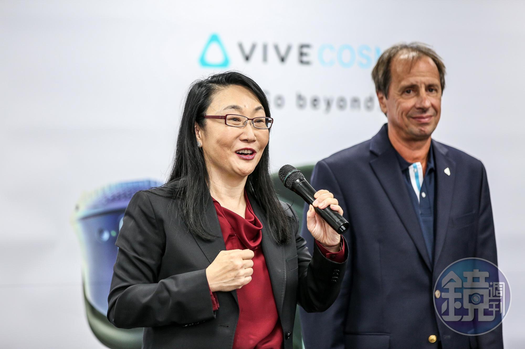 宏達電董事長王雪紅,今日在新店總部對外介紹新任執行長YVES MAITRE。