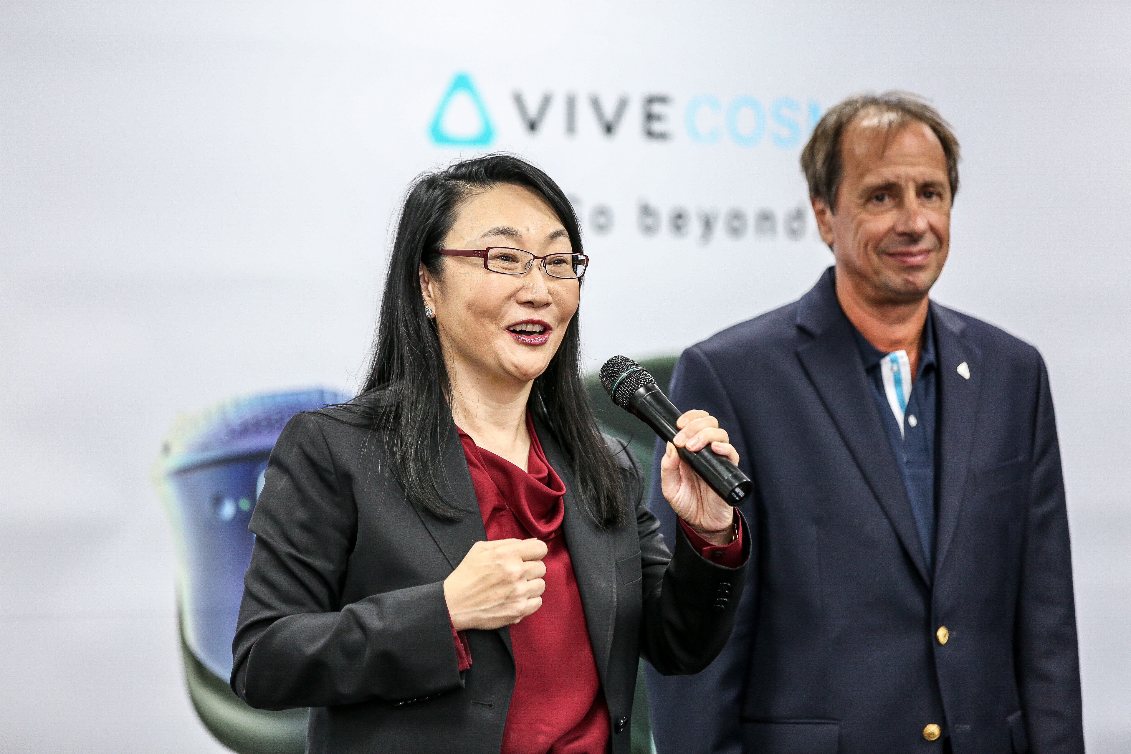 宏達電董事長王雪紅，今日在新店總部對外介紹新任執行長YVES MAITRE。