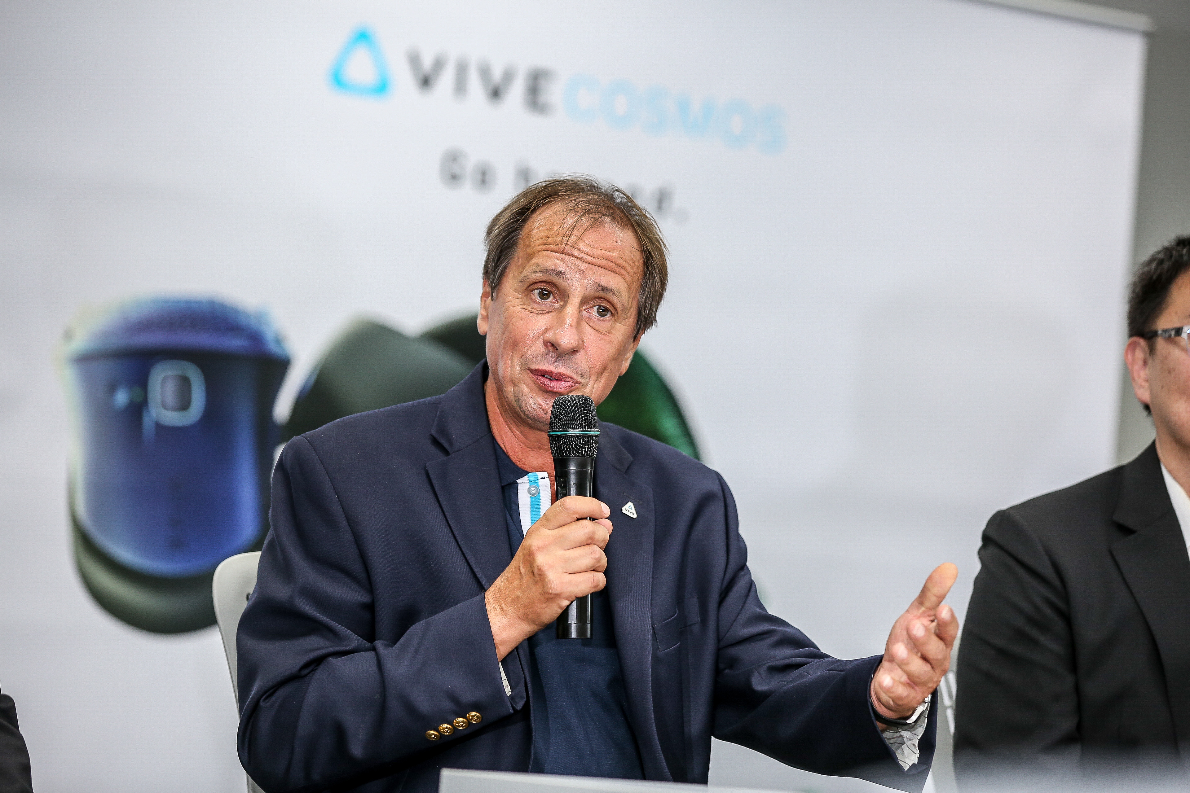 來自法國的YVES MAITRE，是宏達電第四任執行長。