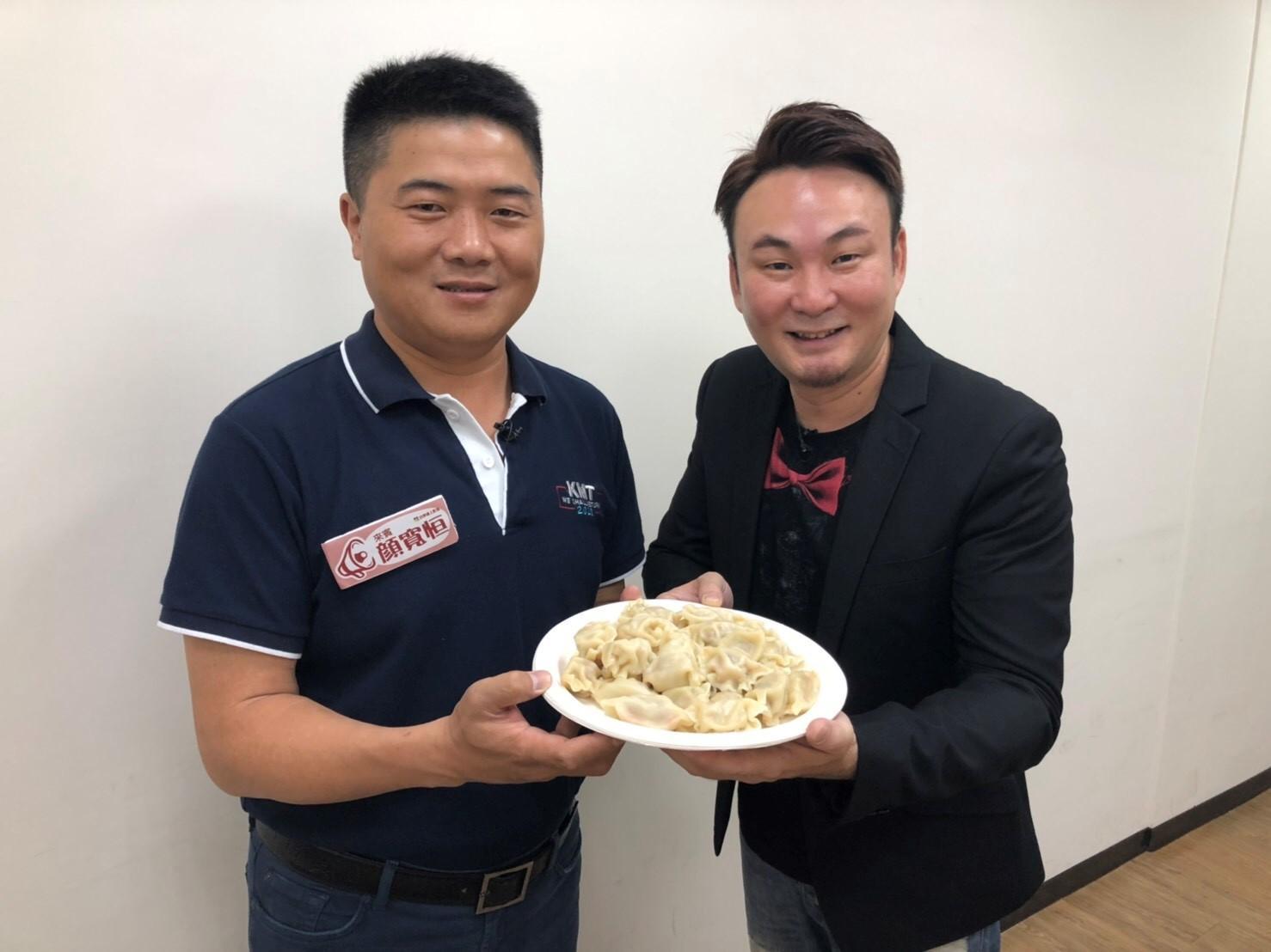 顏寬恆上民視節目宣傳自家的水餃。(民視提供)