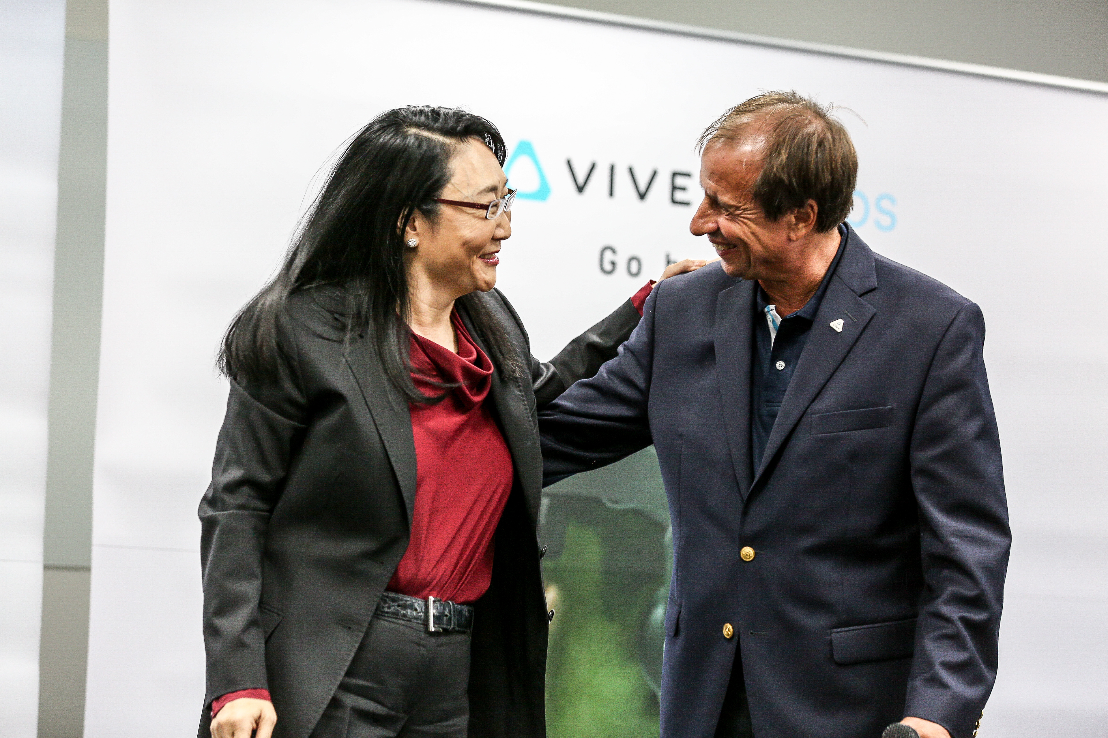 HTC宏達電董事長王雪紅今（左）宣布，即日起前法國電信商Orange執行副總裁Yves Maitre接下執行長一職。