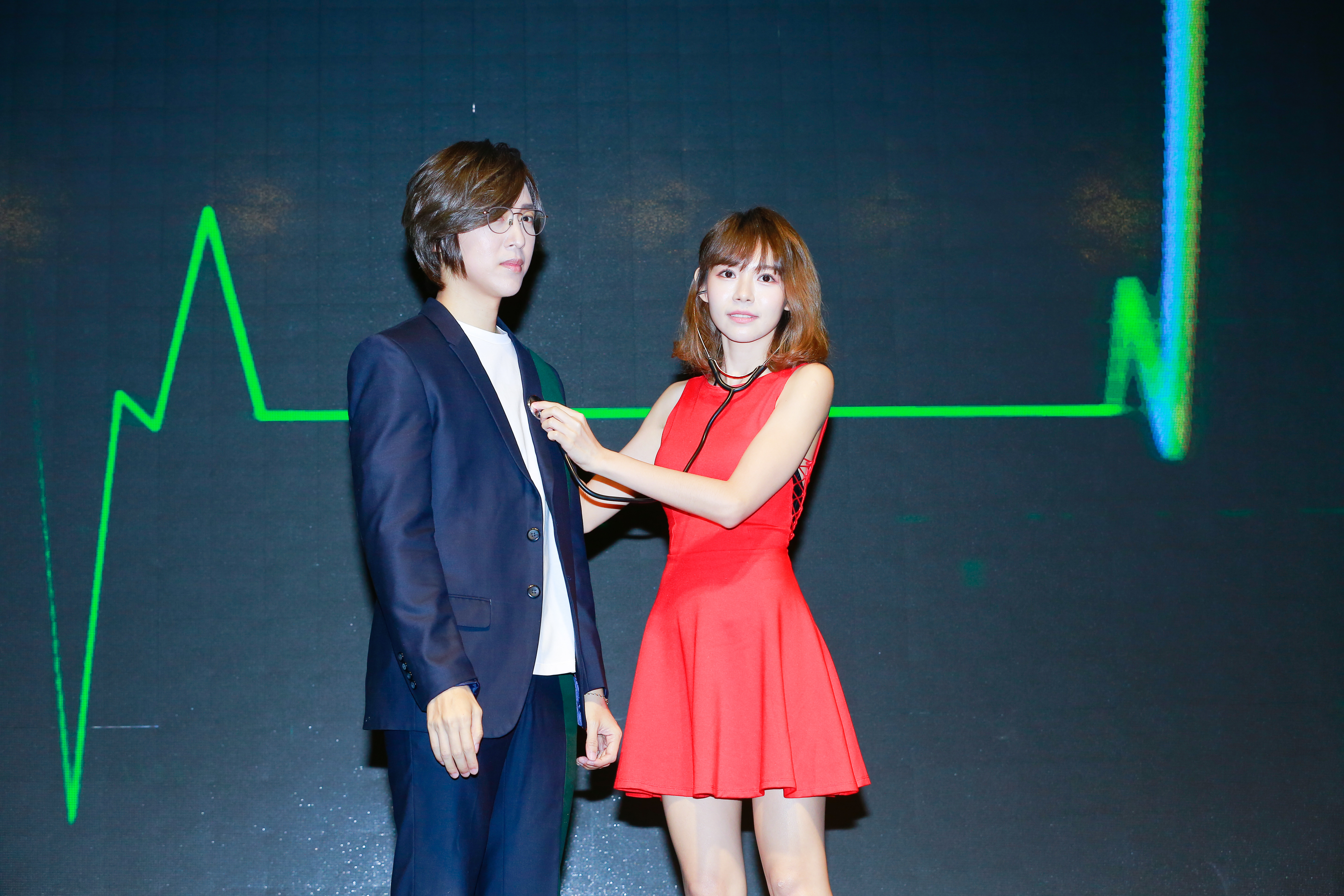 林明禎親拿聽診器測阿鑌的心跳，結果診出心跳飛快。