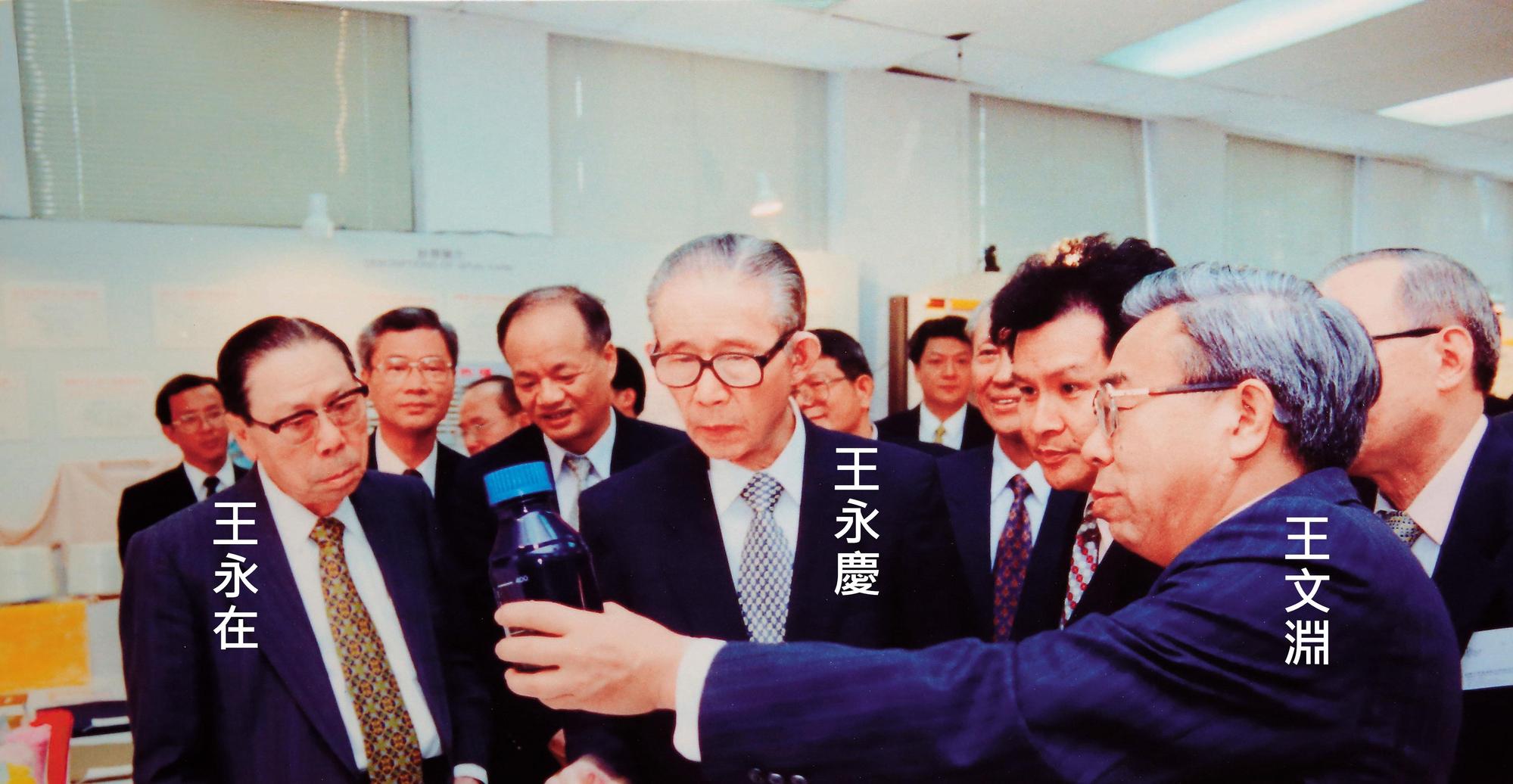 王永慶(中)與弟弟王永在(左)創立台塑集團,王永在的兒子王文淵(右)也曾受王永慶二房楊嬌照顧。(翻攝自台塑創辦人紀念展)