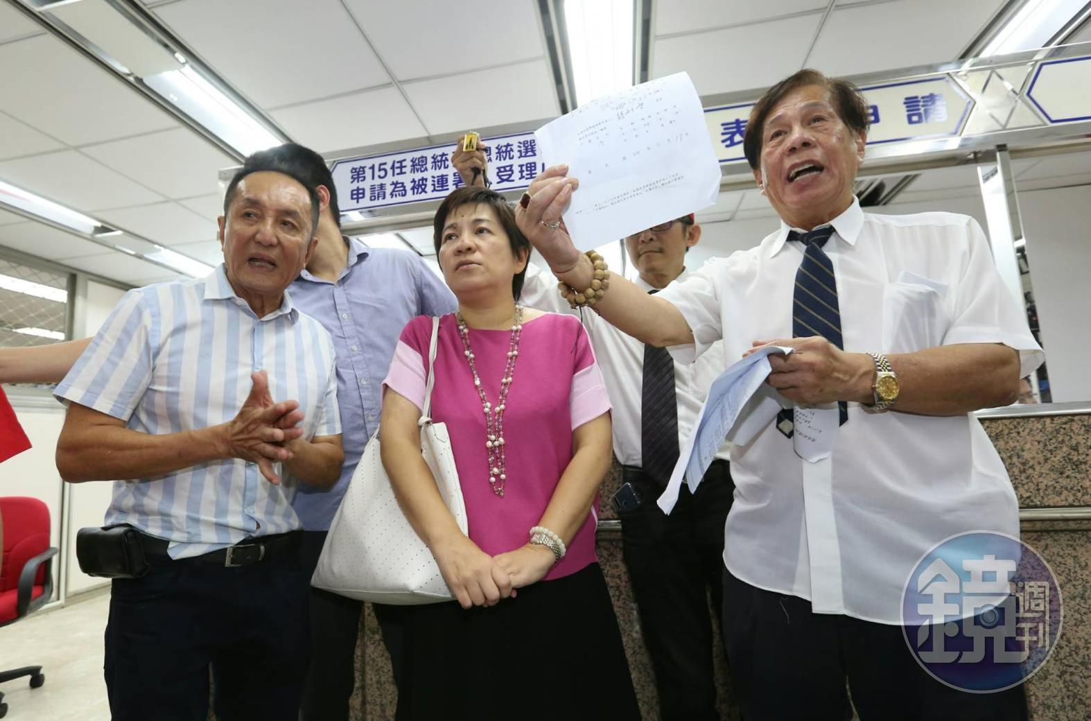 在登記截止前擁柯的前立委黃文玲（中）突然現身在中選會幫柯文哲領表。