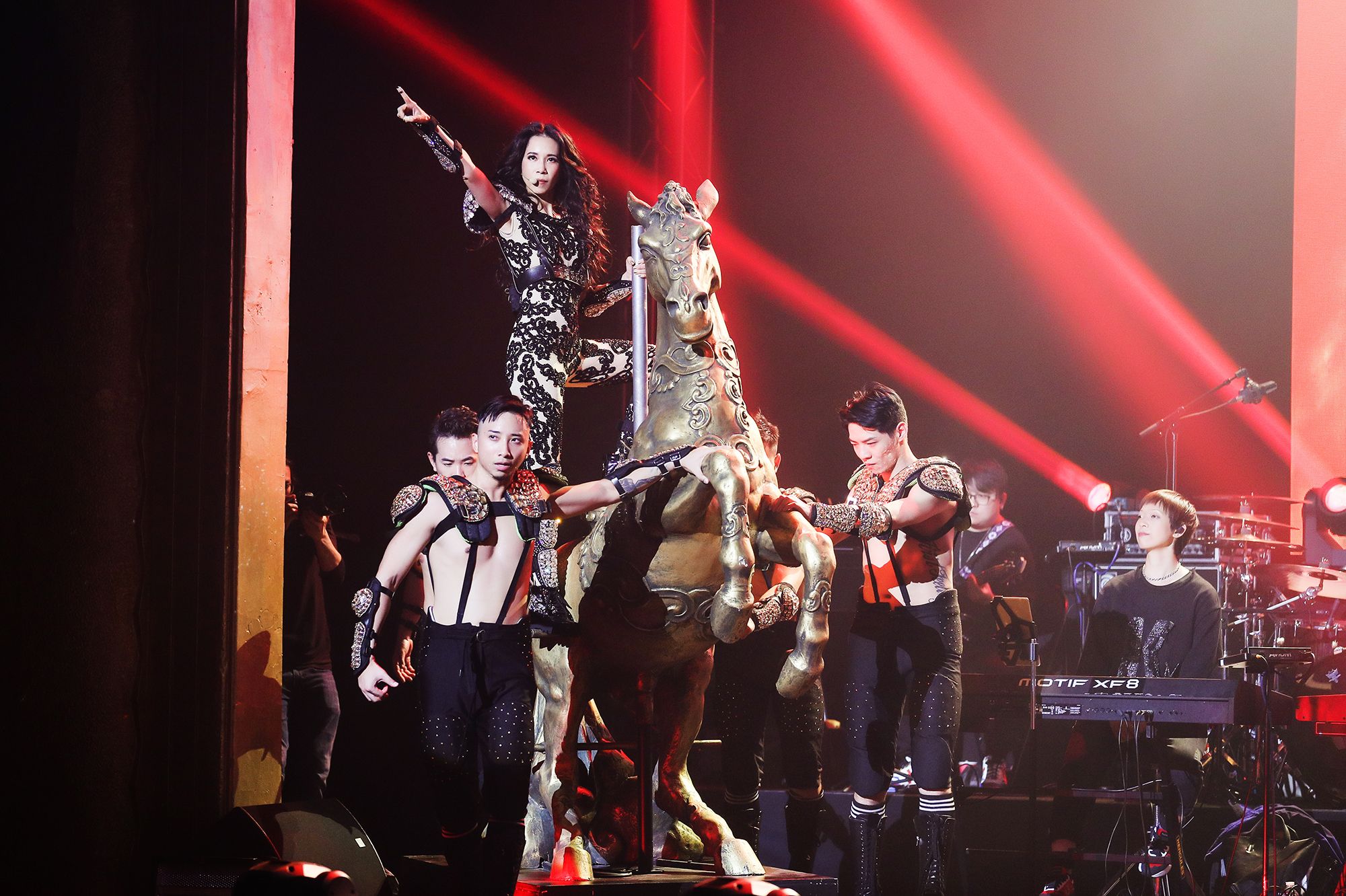 莫文蔚於12日在巴黎巡演，並唱〈明星〉紀念張國榮。（莫家寶貝工作室提供）