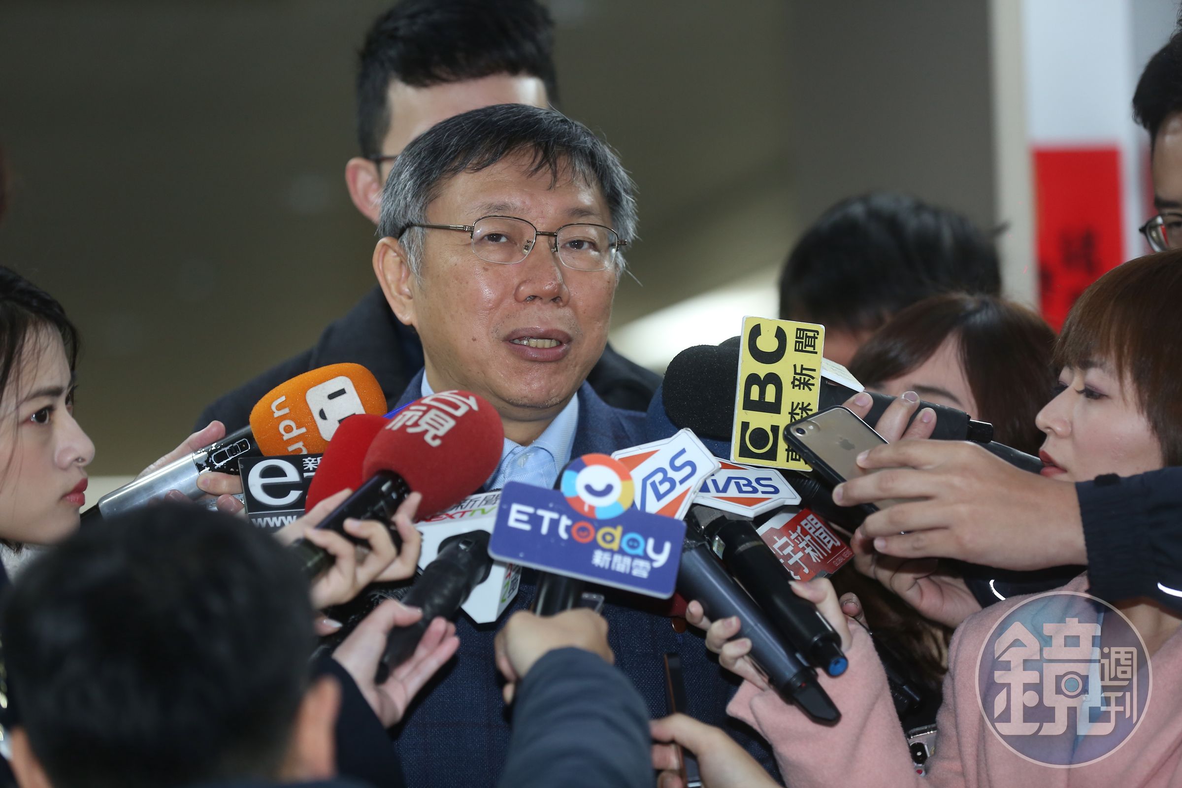台北市長柯文哲差一點就在中選會下午5點30分登記截止前，披掛上陣參選。