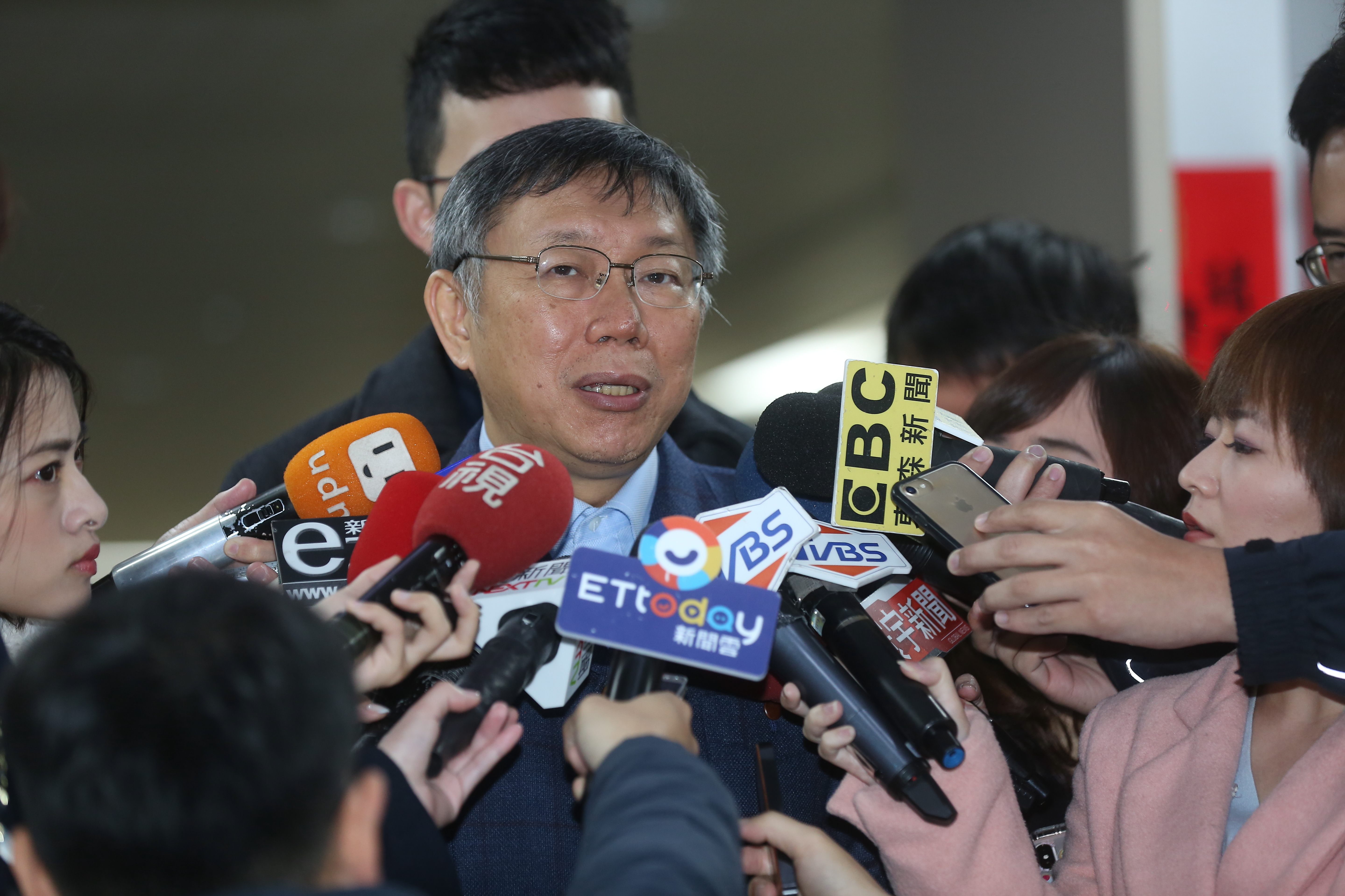 台北市長柯文哲差一點就在中選會下午5點30分登記截止前，披掛上陣參選。