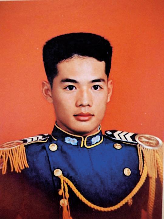 陳清文(圖)對自己臉書上的軍官學校畢業照,留言表示:汗顏。(翻攝臉書)