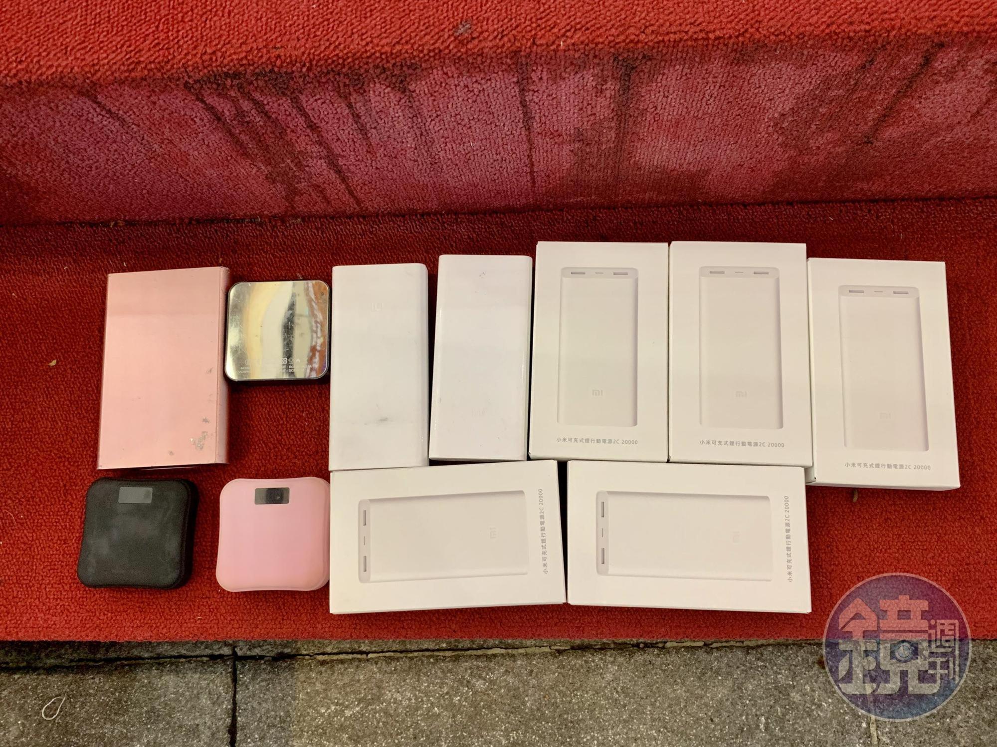 洪先生準備好11顆行動電源充手機殺時間，要一路熬到本週五開賣。
