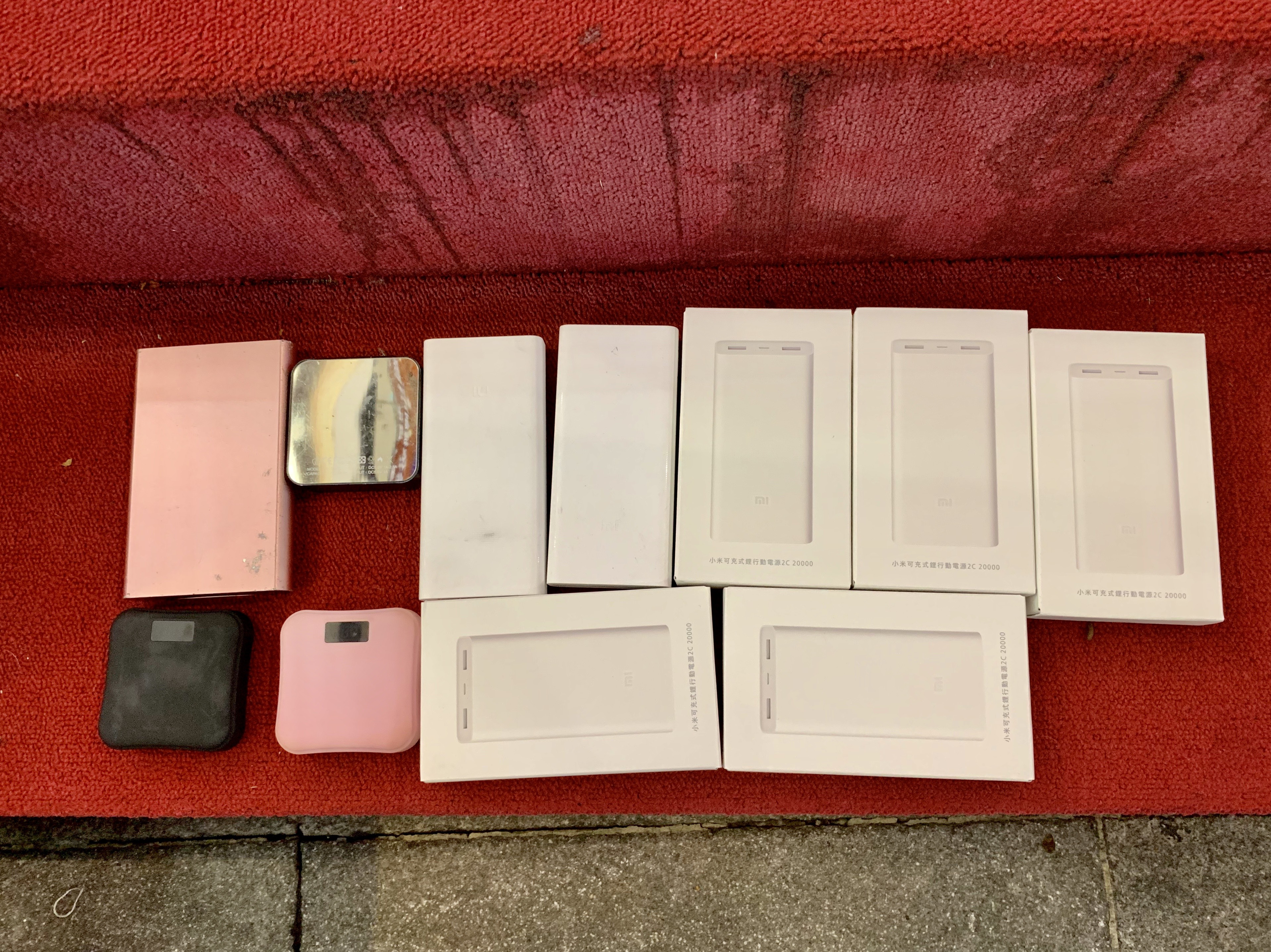 洪先生準備好11顆行動電源充手機殺時間，要一路熬到本週五開賣。