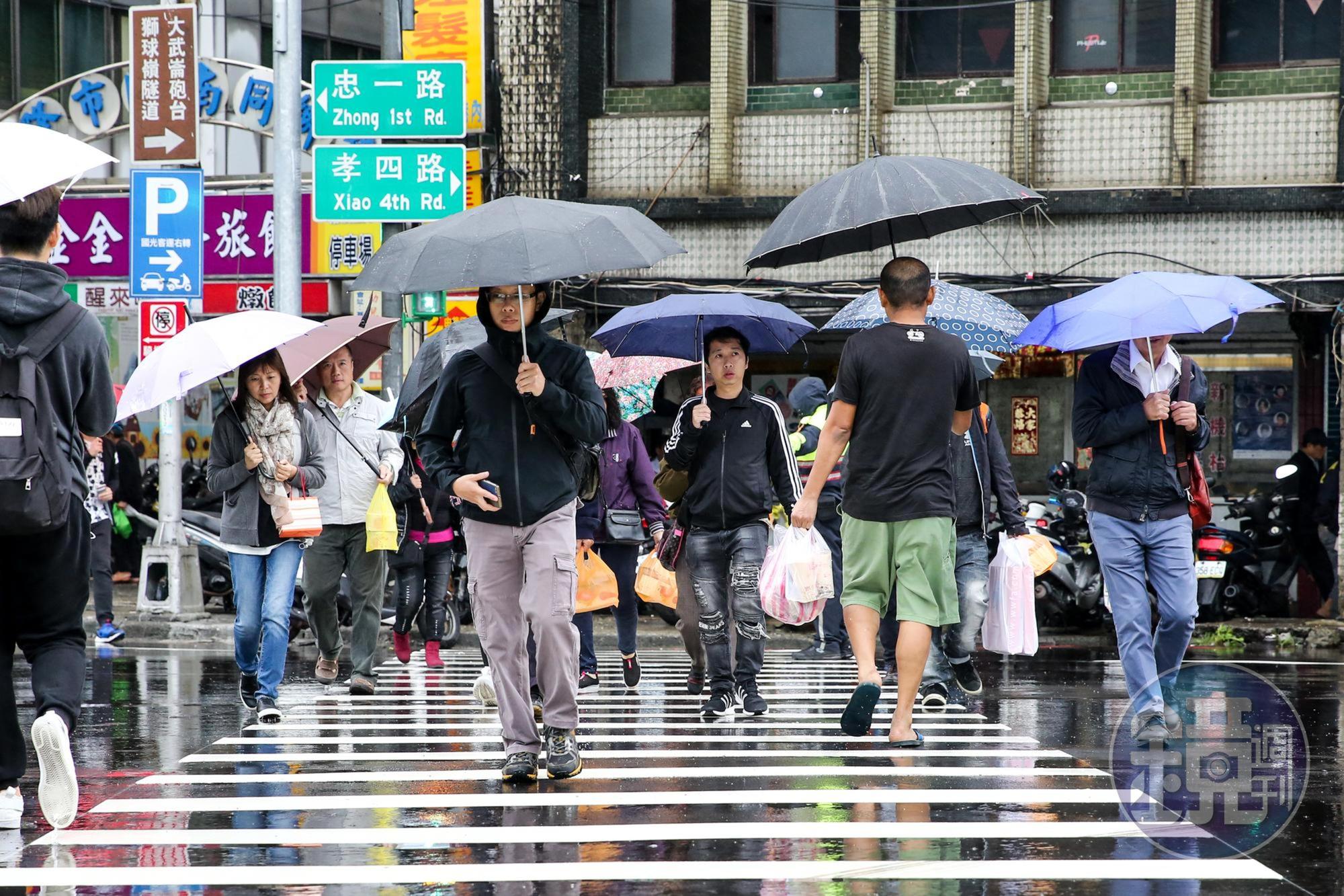 迎風面桃園以北及宜蘭有短暫陣雨發生，中南部則為多雲到晴，各地早晚都有秋涼的感覺。