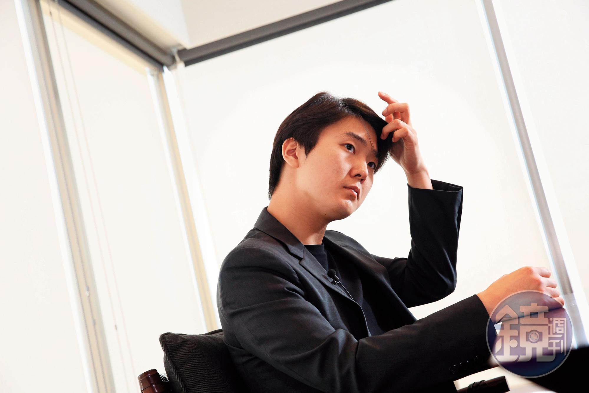 撩開額前瀏海幾乎是趙成珍的招牌動作,受訪時、表演前後,就連專輯封面上也曾出現過。