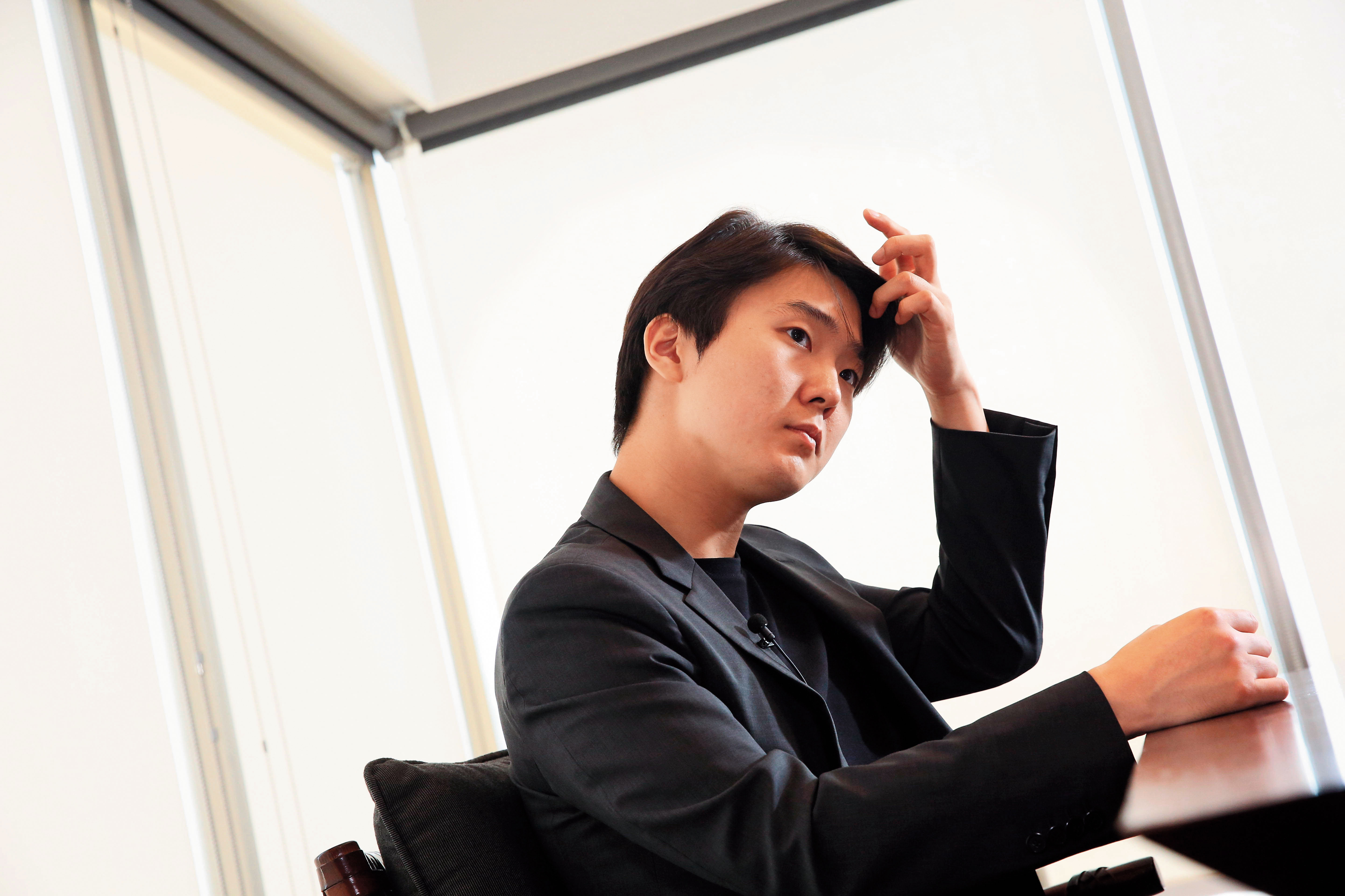 撩開額前瀏海幾乎是趙成珍的招牌動作，受訪時、表演前後，就連專輯封面上也曾出現過。