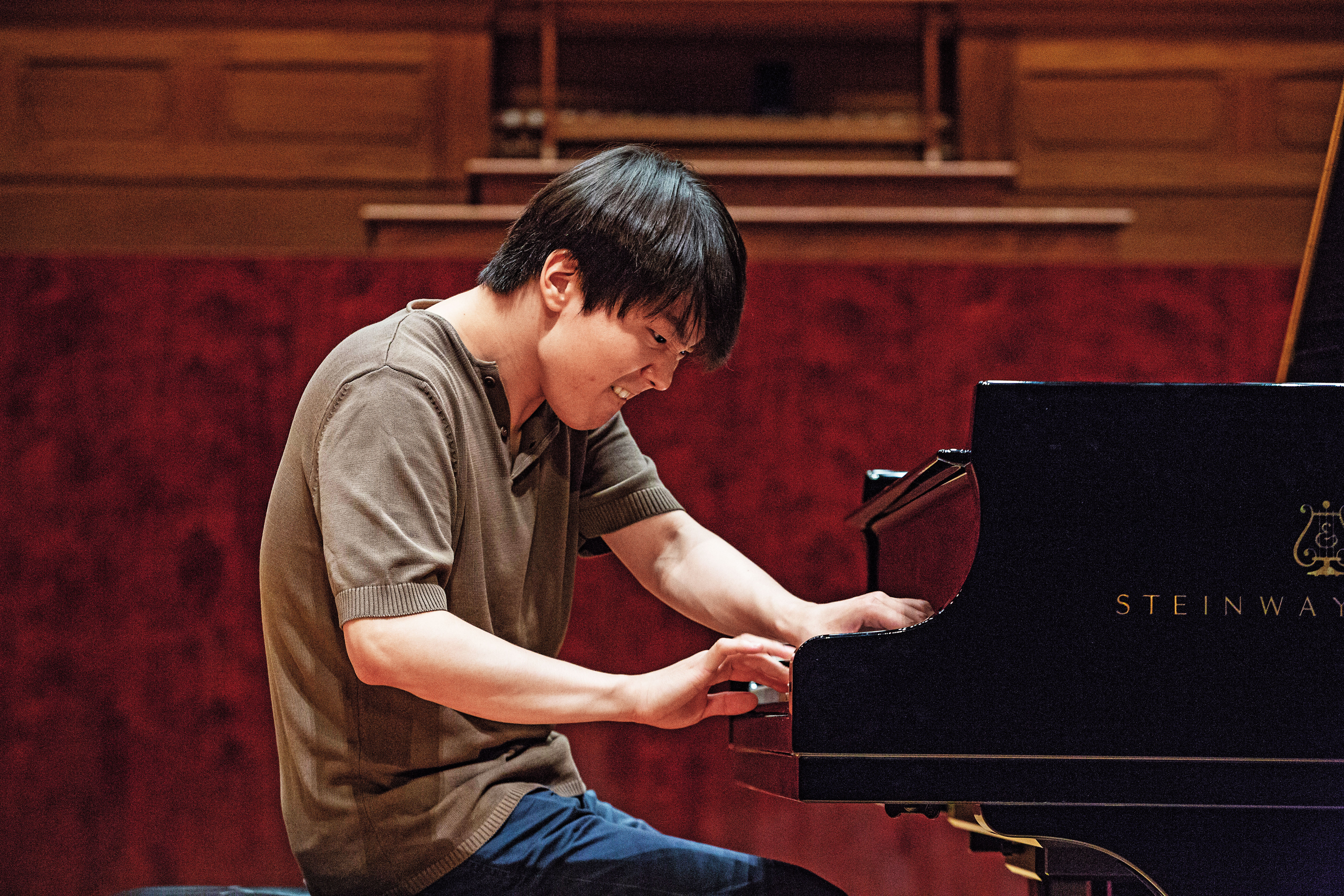 台北演奏會當天下午的彩排，難得看到趙成珍穿著非黑白色系的輕便衣著，只有在鋼琴前才能看到他恣意展露情緒。