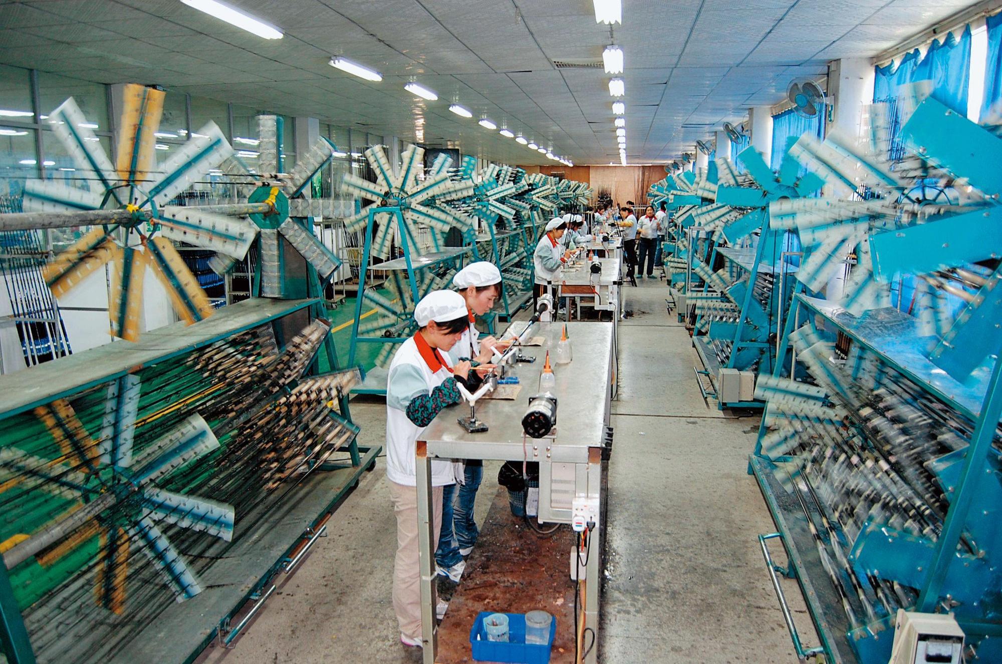 寶熊在中國大陸設有釣竿工廠，圖為女工們正在生產碳纖釣竿。（寶熊漁具提供）