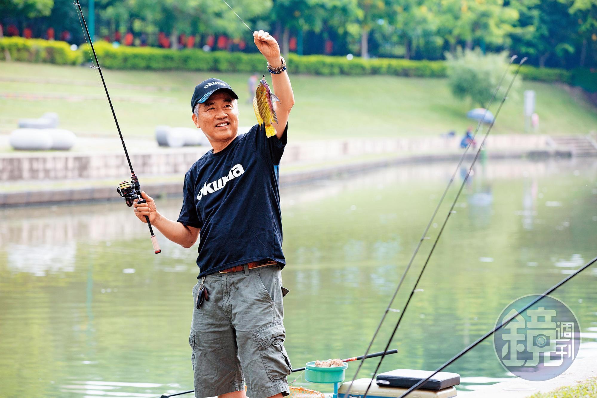 經營釣具廠讓張良任可名正言順滿足從小對釣魚的嚮往，魚兒上鉤他樂開懷。