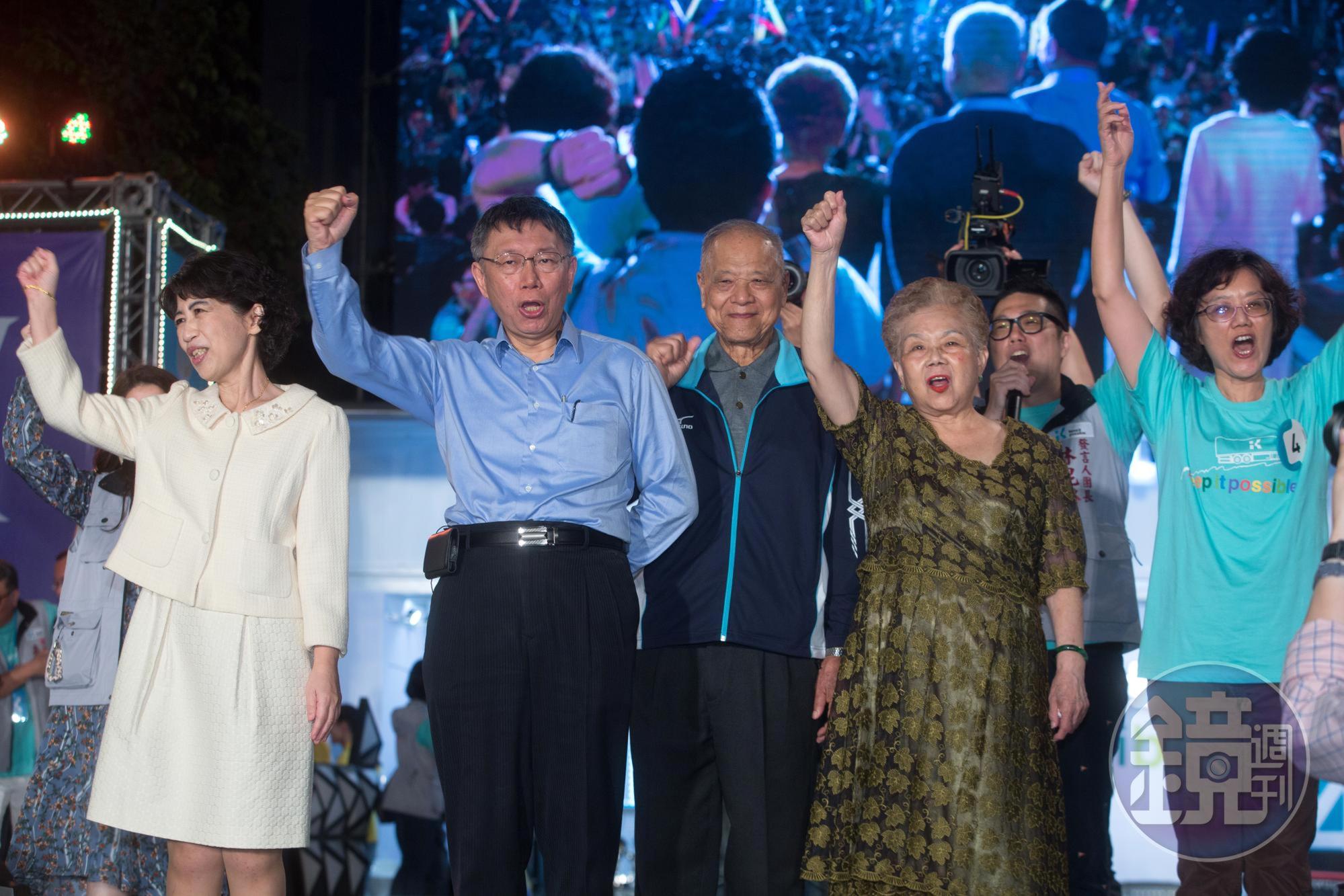 昨天支持者為勸進柯文哲參選總統，甚至把柯爸（右3）、柯媽（右2）帶到中選會。圖為去年柯文哲參選台北市長時造勢晚會。