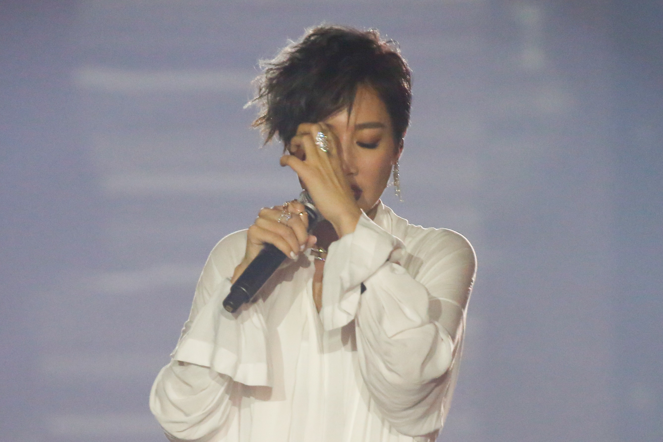 A-Lin透露自己搭機因英文不流暢,遭空服員不禮貌對待。(本刊資料照)