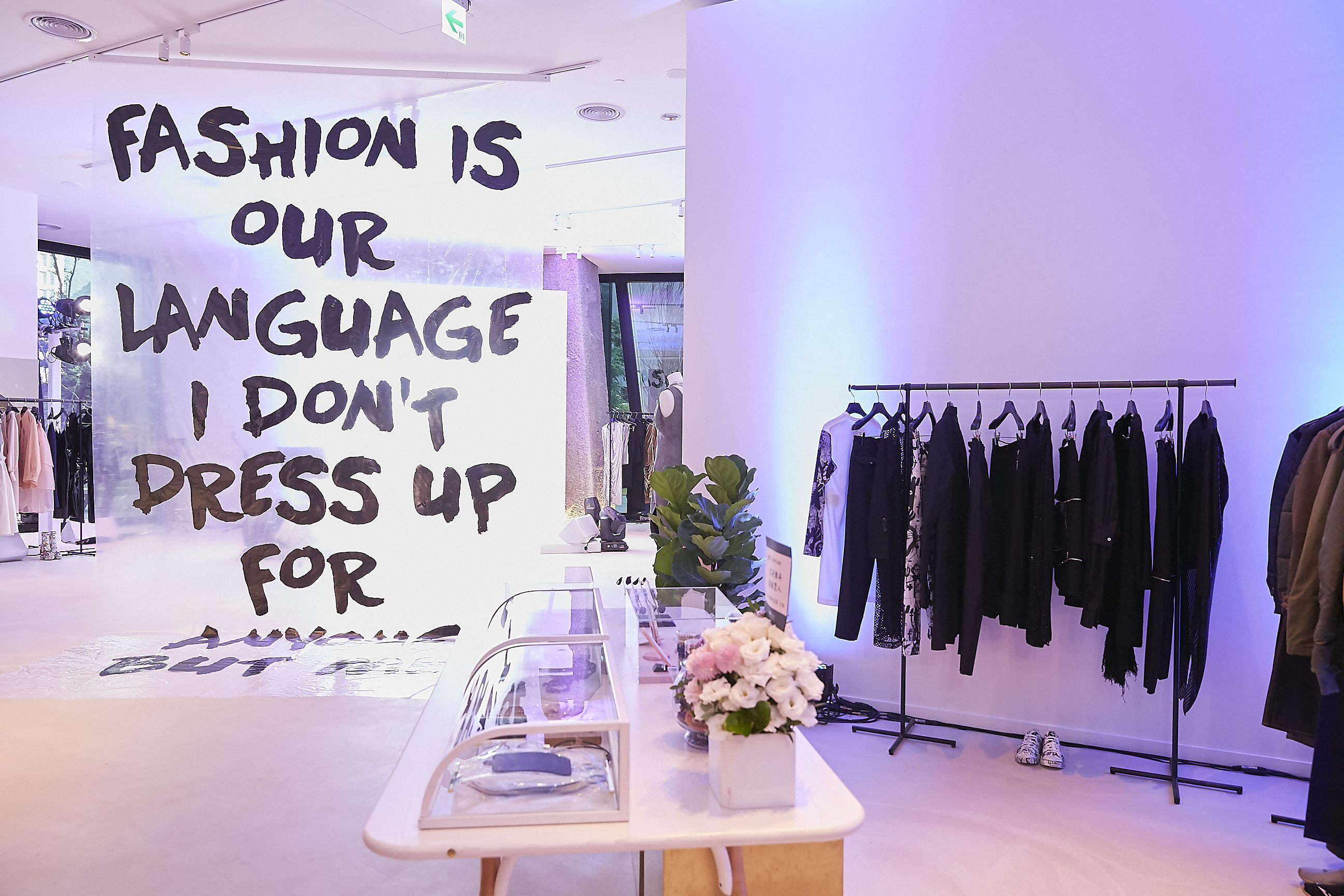 團團微風南山以FASHION IS OUR LANGUAGE打造出主題牆。（團團提供）