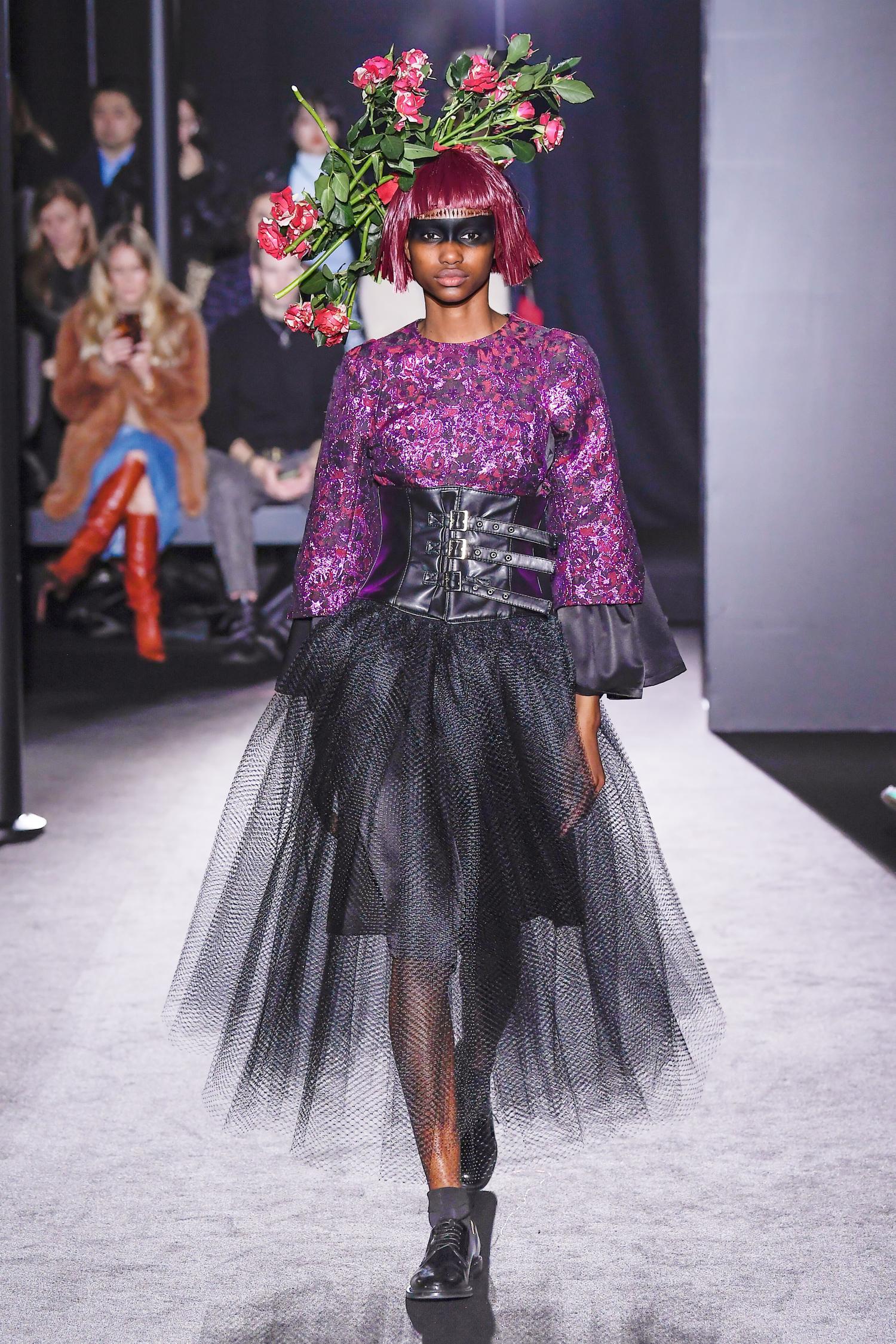 團團微風南山限定COMME DES GARÇONS NOIR黑色腰封紗裙,價格店洽。(團團提供)